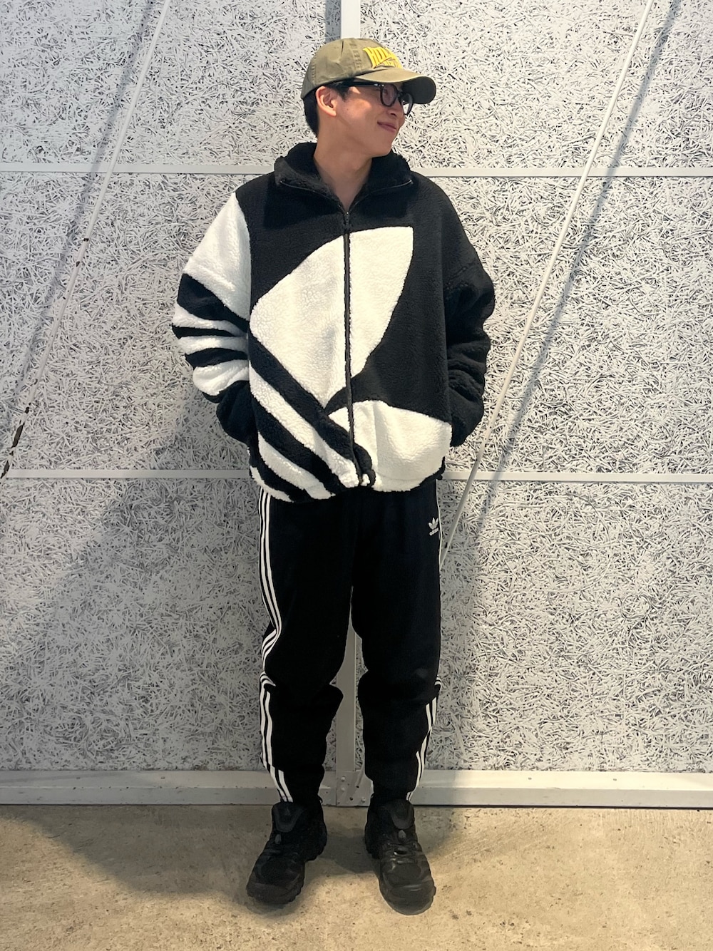 「スニーカー、アウター、adidas、アディダス、トラックパンツ、ボアジャケット、adidas originals、アディダスオリジナルス、アディカラー、アディスター」｜「adidasのシェルパ トラックジャケット / アディダスオリジナルス adidas Originals（ブルゾン、ブラック系）」を使った、IKさん（メンズ・172cm）の秋コーディネートの1枚目の写真