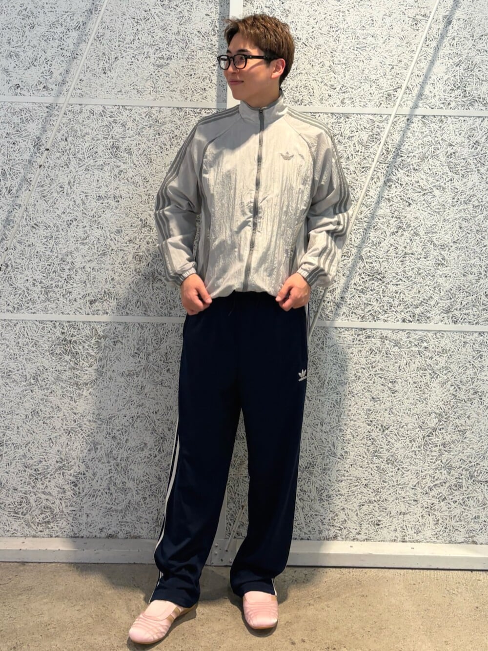 「adidas、ジャージ、アディダス、トラックパンツ、adidas originals、アディダスオリジナルス、トラックトップ、アディカラー、テコンドー、ファイヤーバード」｜「adidasのアディカラー 2000s ウーブントラックトップ（トップス、グレー系）」を使った、IKさん（メンズ・172cm）の春コーディネートの1枚目の写真