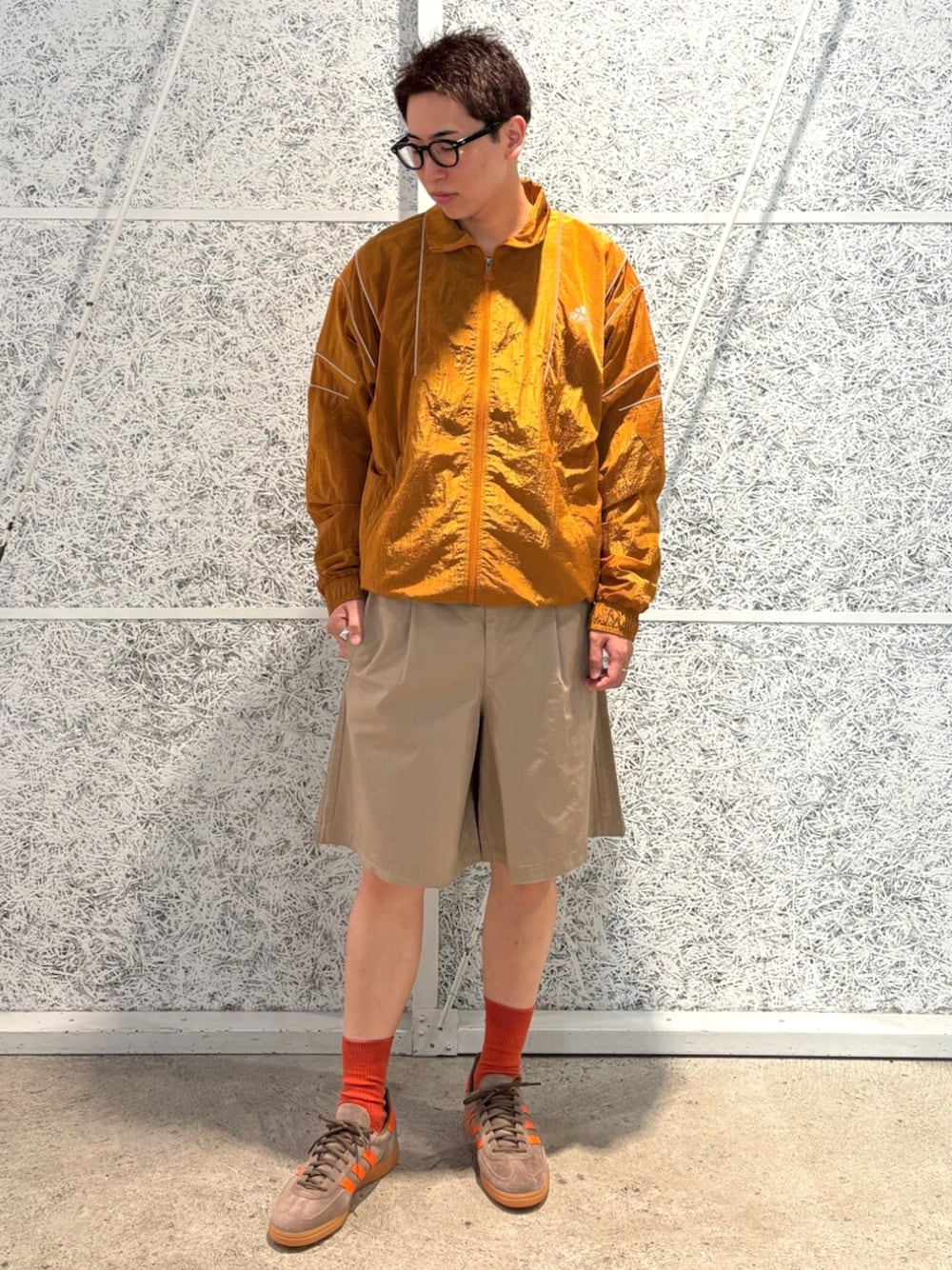 「adidas、adidas originals、アディダス、アディダスオリジナルス、エキップメント、スペツィアル」｜「adidasのエキップメント トラックトップ（トップス、ブラウン系）」を使った、IKさん（メンズ・172cm）の夏コーディネートの1枚目の写真