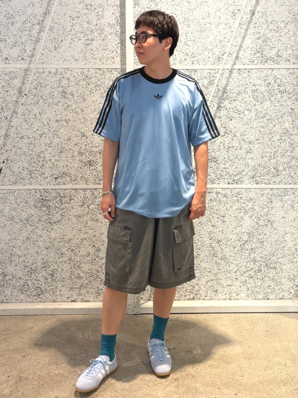 「adidas、adidas originals、アディダス、アディダスオリジナルス、ゆるコーデ、ブルーコーデ、ガゼルロープロ」｜「adidasのJACQUARD JERSEY / アディカラー ジャカード ジャージー / 半袖Tシャツ アディダスオリジナルス adidas Originals（Tシャツ/カットソー、ブルー系）」を使った、IKさん（メンズ・172cm）の夏コーディネートの1枚目の写真