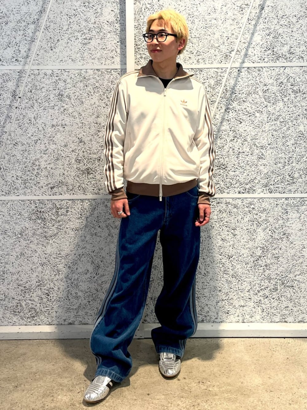 「スニーカー、adidas、ジャージ、アディダス、デニムパンツ、adidas originals、アディダスオリジナルス、トラックトップ、アディカラー、テコンドー」｜「adidasのアディカラー デニム ファイヤーバードパンツ（デニムパンツ、ブルー系）」を使った、IKさん（メンズ・172cm）の冬コーディネートの1枚目の写真
