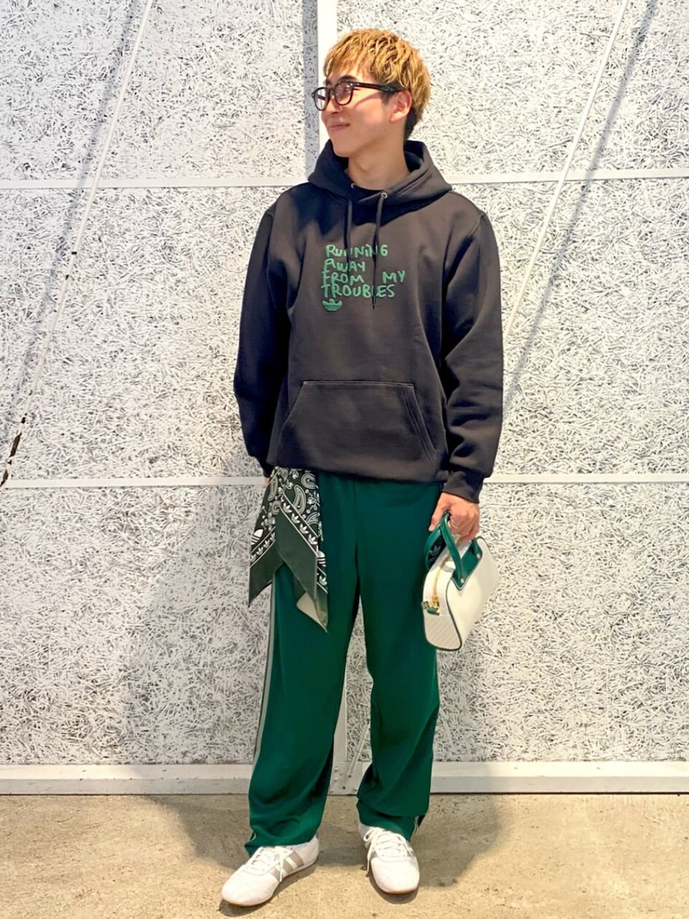 「スウェット、スニーカー、adidas、スカーフ、ジャージ、アディダス、adidas originals、アディダスオリジナルス、スウェットパーカー、ジャージパンツ」｜「adidasのシュムーフォイル I'm Fast パーカー（パーカー、ブラック系）」を使った、IKさん（メンズ・172cm）の冬コーディネートの1枚目の写真