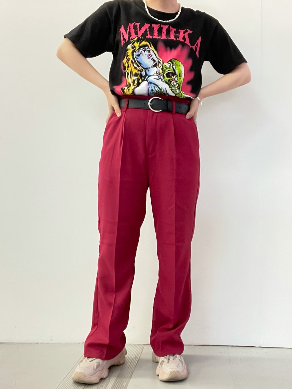 「カラーパンツ、Tシャツ、フレアパンツ」｜「Bershkaのアイテム（スニーカー、ピンク系）」を使った、ixxxgxxxaさん（レディース・155cm）の夏コーディネートの1枚目の写真