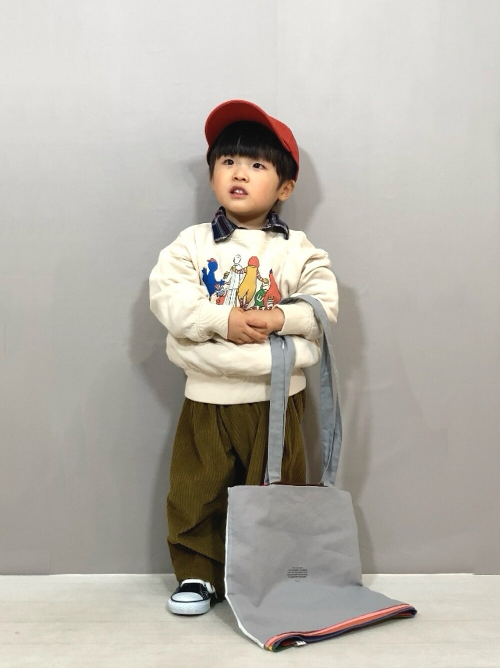「スウェット、レイヤードスタイル、チェック、キャップ、コーデュロイ、スニーカー、UNIQLO、トートバッグ、冬コーデ、休日スタイル、お出かけコーデ、ストリート」｜「Ocean&Groundのアイテム（スウェット、ベージュ系）」を使った、YU⭐︎さん（キッズ・90cm）の冬コーディネートの1枚目の写真