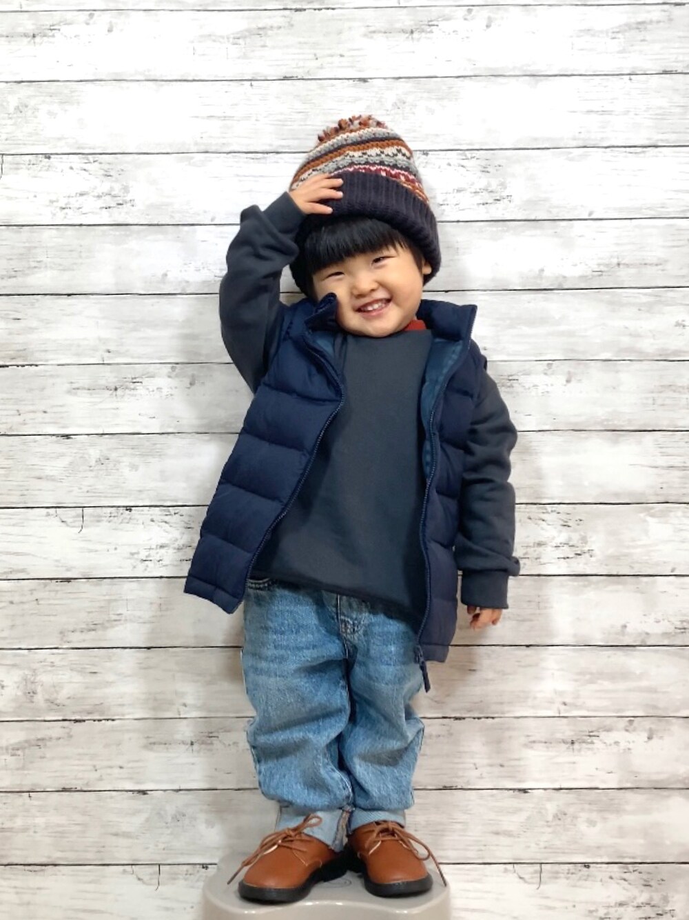 「私の推しブランド、ダウンベスト、ベスト、スウェット、デニム、タートルネック、ニット帽、UNIQLO、レイヤードスタイル、カジュアルコーデ、シンプルコーデ」｜「UNIQLOのアイテム（ダウンベスト、ブルー系）」を使った、YU⭐︎さん（キッズ・80cm）の冬コーディネートの1枚目の写真