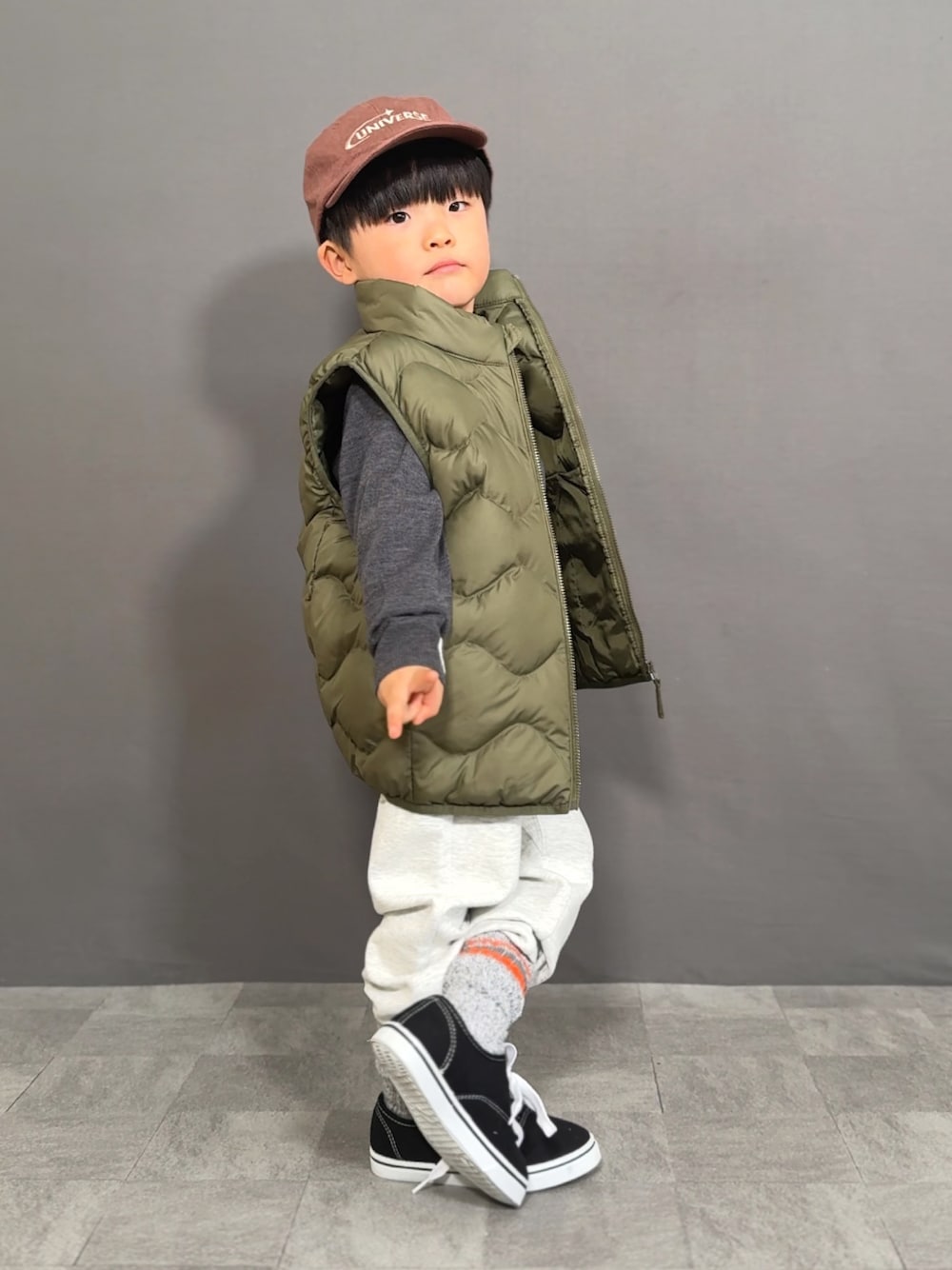 「レイヤードスタイル、冬コーデ、ベスト、ダウンベスト、スウェットパンツ、スニーカー、キャップ、韓国子供服、ニット、プチプラ、お出かけコーデ、休日スタイル、きれいめカジュアル、キルティング」｜「UNIQLOのアイテム（ベスト、グリーン系）」を使った、YU⭐︎さん（キッズ・100cm）の冬コーディネートの1枚目の写真