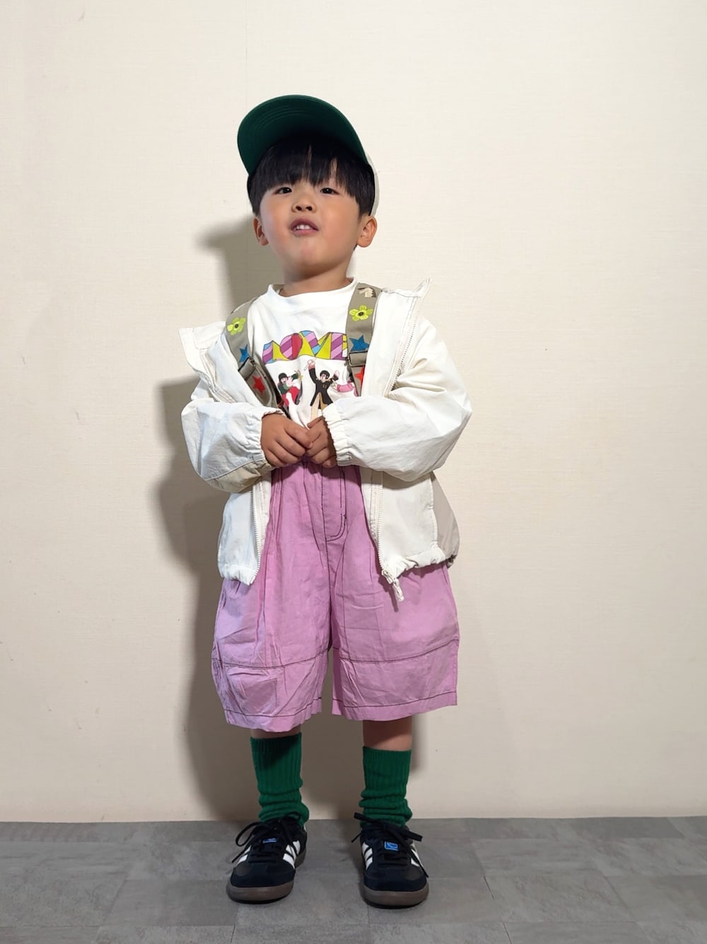 「春めき満開コーデ、サスペンダー、ハーフパンツ、春色、春アウター、春コーデ、スニーカー、キャップ、ジャケット、デートコーデ、お出かけコーデ、休日スタイル、淡色コーデ、スポーツミックス」｜「MARKEY'Sの【The Beatles】別注イラストTシャツ（Tシャツ/カットソー、ホワイト系）」を使った、YU⭐︎さん（キッズ・100cm）の春コーディネートの1枚目の写真