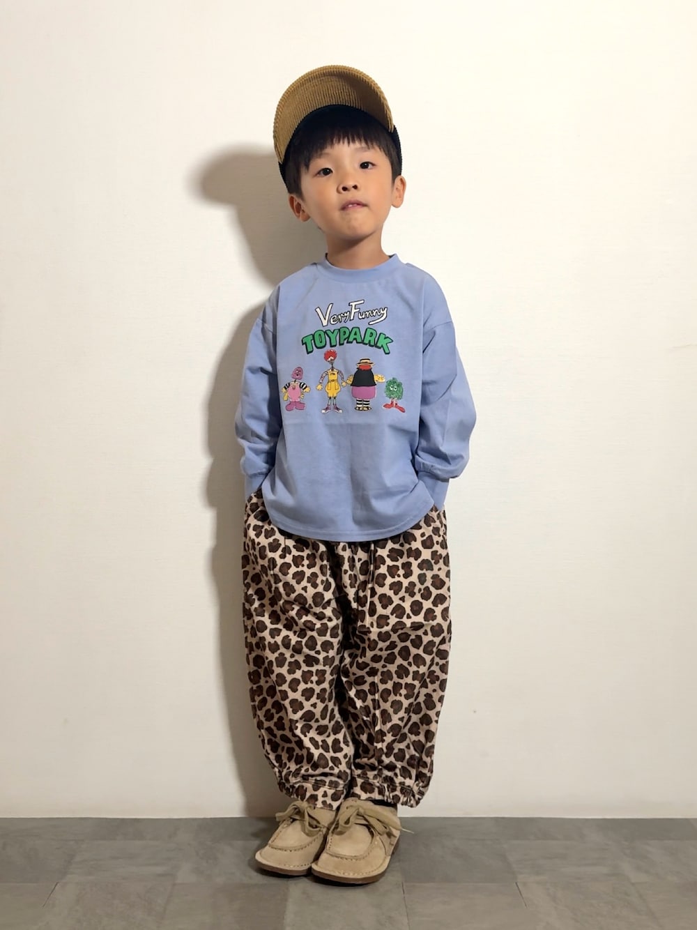 パープル系のTシャツ/カットソー、ベージュ系のモカシン/デッキシューズ、ベージュ系のその他パンツを着用したキッズの夏コーディネートの1枚目の写真