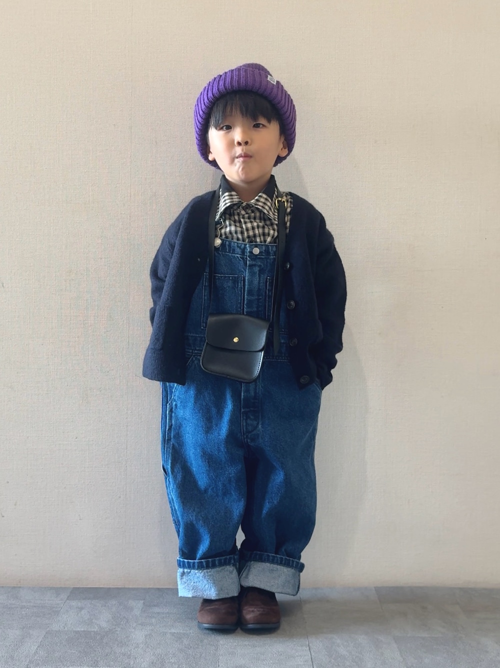 ブラック系のシャツ/ブラウス、ブルー系のサロペット/オーバーオール、ブラウン系のブーツを着用したキッズの秋コーディネートの1枚目の写真