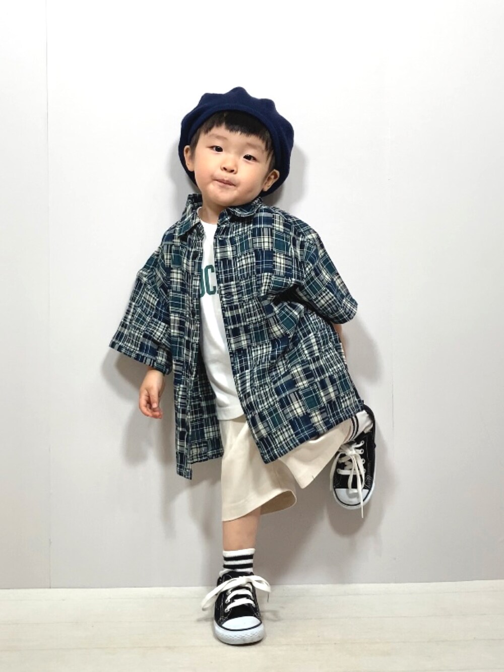 「このスタイルがお気に入り、白パンツ、スニーカー、休日スタイル、夏だ！Tシャツ着よう！、夏コーデ、お出かけコーデ、ビッグシルエット、シャツスタイル、レイヤードスタイル、チェック、韓国子供服、ハーフパンツ、プチプラ、柄シャツ」｜「Birthdayのアイテム（シャツ/ブラウス、ブルー系）」を使った、YU⭐︎さん（キッズ・90cm）の夏コーディネートの1枚目の写真