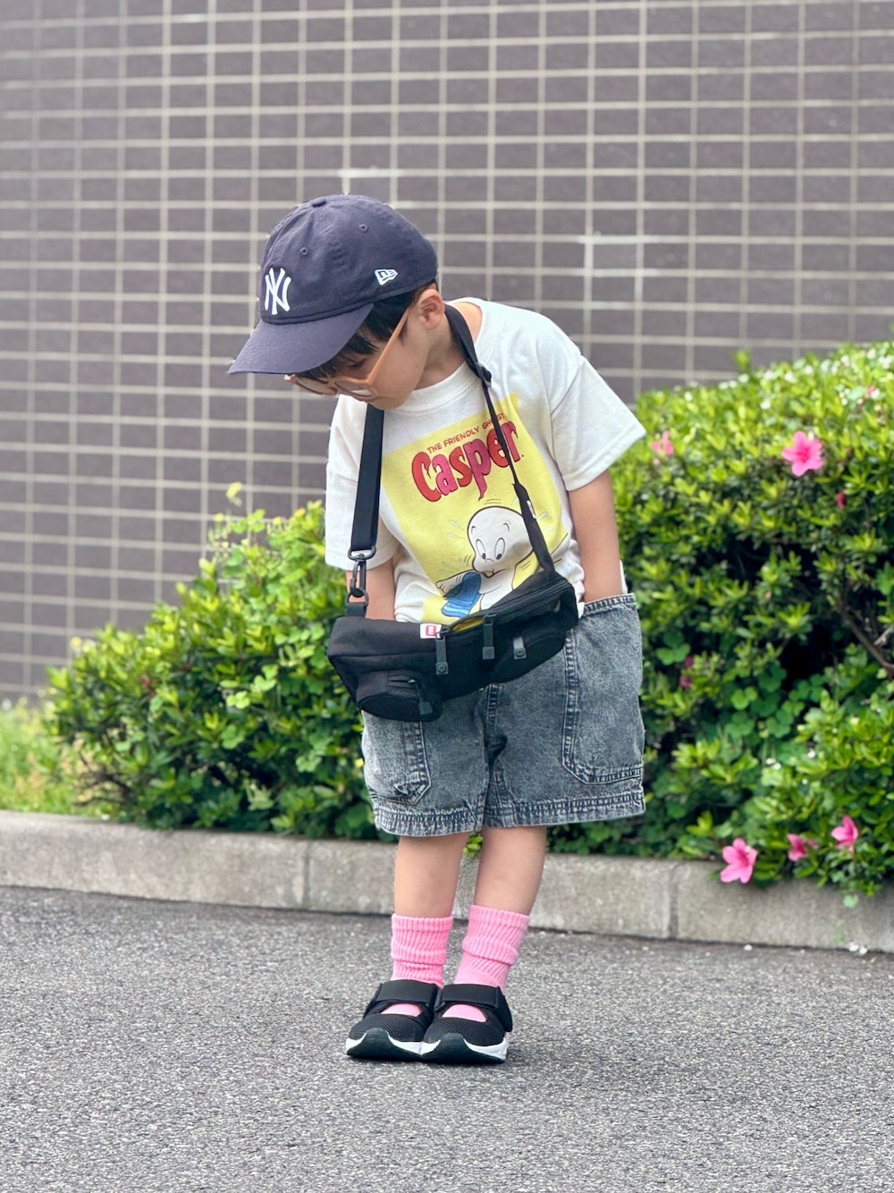 「やっぱり帽子が好き、白Tシャツ、Tシャツ、デニム、ハーフパンツ、ショルダーバッグ、プチプラ、お出かけコーデ、休日スタイル、キャップ、サンダル、サングラス、ストリート、モノトーン、カーゴパンツ」｜「MARKEY'Sの【Casper/キャスパー】別注プリントTシャツ（Tシャツ/カットソー、ホワイト系）」を使った、YU⭐︎さん（キッズ・100cm）の春コーディネートの1枚目の写真