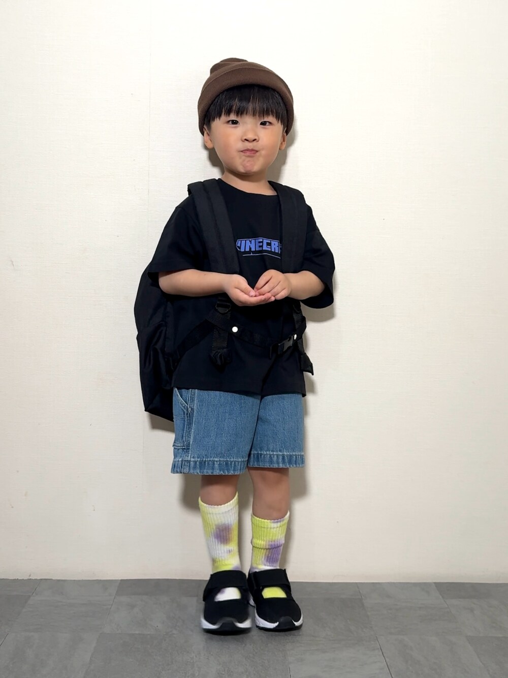 「ハーフパンツ、Tシャツ、ニット帽、韓国子供服、デニム、プチプラ、シンプルコーデ、春夏コーデ、カジュアルコーデ、お出かけコーデ、休日スタイル、春色コーデ、スポーツミックス、ストリート」｜「UNIQLOのアイテム（Tシャツ/カットソー、ブラック系）」を使った、YU⭐︎さん（キッズ・100cm）の春コーディネートの1枚目の写真