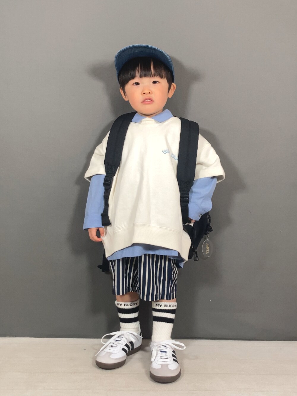 ホワイト系のTシャツ/カットソー、ブルー系のシャツ/ブラウス、ブルー系のその他パンツを着用したキッズの春コーディネートの1枚目の写真