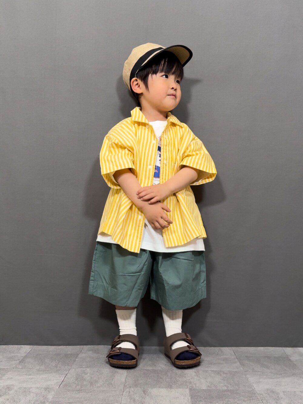 イエロー系のシャツ/ブラウス、ホワイト系のTシャツ/カットソー、グリーン系のその他パンツを着用したキッズの春コーディネートの1枚目の写真