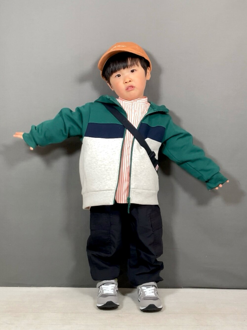 「春のおしゃ見えテクニック、パーカー、スニーカー、レイヤードスタイル、ショルダーバッグ、春色、春服みてみて、カジュアルコーデ、シンプルコーデ、お出かけコーデ、休日スタイル、アウトドアスタイル、スポーツミックス、シャツスタイル、春アウター」｜「UNIQLOのアイテム（パーカー、グリーン系）」を使った、YU⭐︎さん（キッズ・90cm）の春コーディネートの1枚目の写真