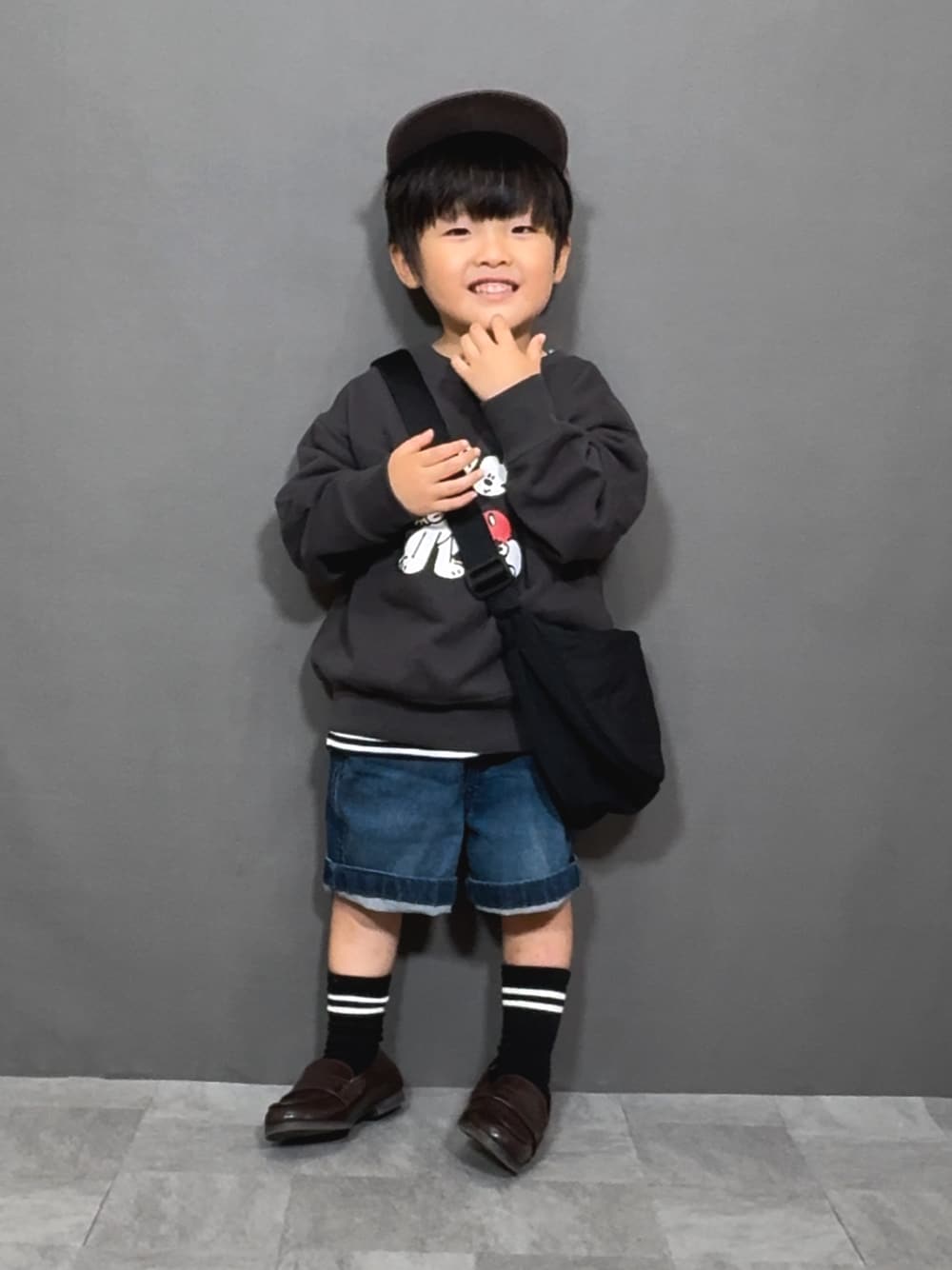 「レイヤードスタイル、お出かけコーデ、プチプラ、ボーダー、秋服準備はじめました、デニム、ハーフパンツ、ショートパンツ、キャップ、ショルダーバッグ、ローファー、UNIQLO、きれいめカジュアル、休日スタイル」｜「UNIQLOのアイテム（スウェット、グレー系）」を使った、YU⭐︎さん（キッズ・90cm）の夏コーディネートの1枚目の写真