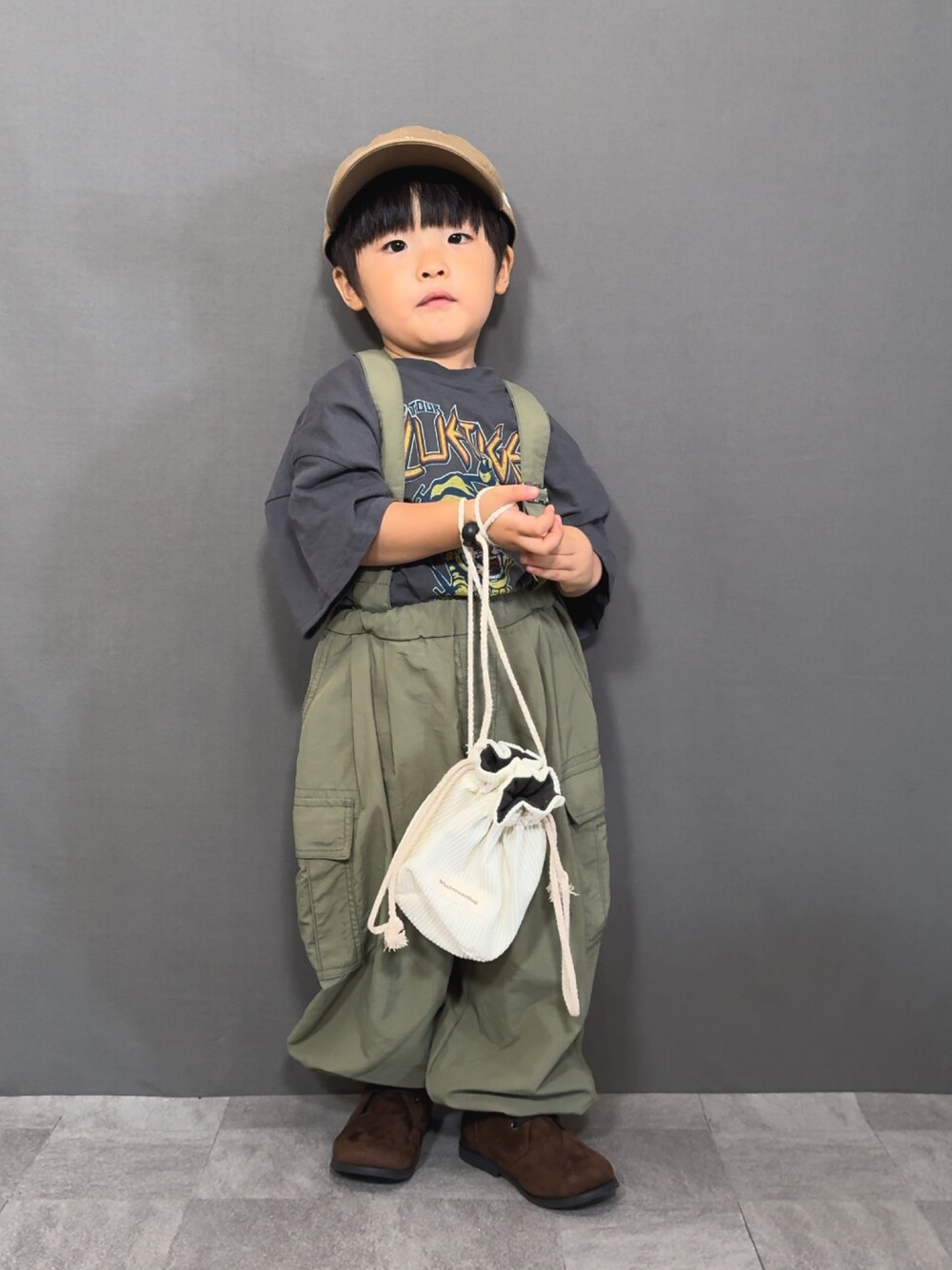 「スポーツミックス、休日スタイル、きれいめカジュアル、夏コーデ、カーゴパンツ、サロペット、ブーツ、キャップ、ショルダーバッグ、レイヤードスタイル、ロゴT、アツいコーデ全部見せ」｜「Life Support ProductsのロックプリントワイドTシャツ（80～150cm）（Tシャツ/カットソー、グレー系）」を使った、YU⭐︎さん（キッズ・90cm）の夏コーディネートの1枚目の写真