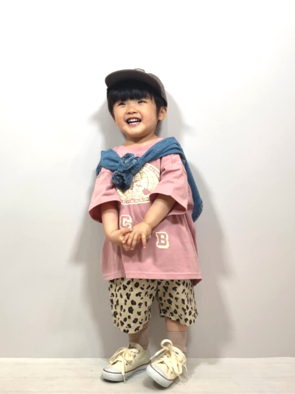 「ピンク、デニム、シャツスタイル、レイヤードスタイル、カジュアルコーデ、シンプルコーデ、休日スタイル、古着MIX、韓国子供服、キャップ、プチプラ、淡色コーデ、スニーカー、春コーデ、ショートパンツ」｜「BREEZEのカラフルカレッジTシャツ（Tシャツ/カットソー、ピンク系）」を使った、YU⭐︎さん（キッズ・90cm）の春コーディネートの1枚目の写真