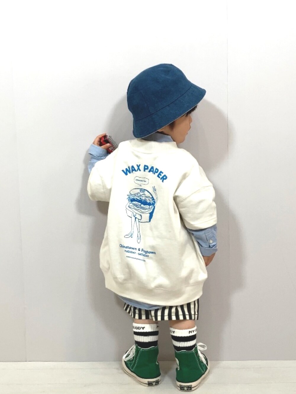 ホワイト系のTシャツ/カットソー、ブルー系のシャツ/ブラウス、ブラック系のその他パンツを着用したキッズの春コーディネートの1枚目の写真