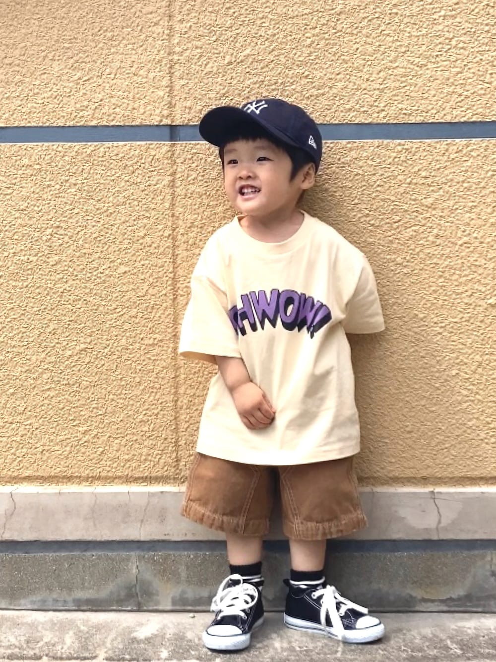 ベージュ系のTシャツ/カットソー、ブラウン系のその他パンツ、ブラック系のスニーカーを着用したキッズの夏コーディネートの1枚目の写真