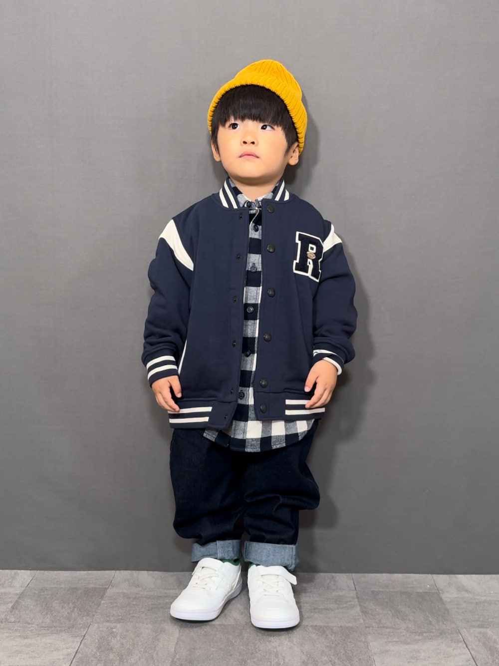 「チェック、ストリート、秋服準備はじめました、スニーカー、ニット帽、デニム、プチプラ、シャツスタイル、レイヤードスタイル、秋コーデ、お出かけコーデ、休日スタイル、スタジャン、ジャケットスタイル、ブルゾン」｜「UNIQLOのアイテム（スタジャン、ブルー系）」を使った、YU⭐︎さん（キッズ・90cm）の秋コーディネートの1枚目の写真