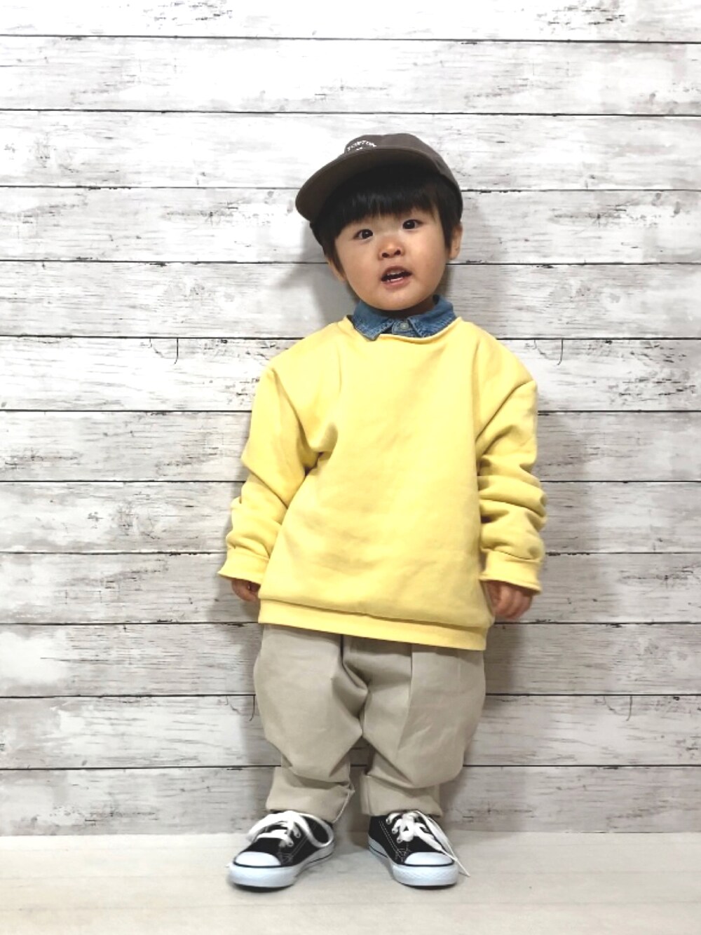 イエロー系のスウェット、ブルー系のシャツ/ブラウス、ホワイト系のその他パンツを着用したキッズの冬コーディネートの1枚目の写真