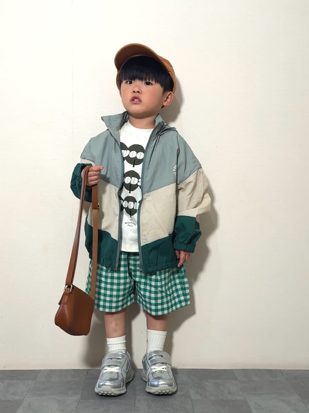 「春めき満開コーデ、春色、ハーフパンツ、春コーデ、ショルダーバッグ、ジャケット、春アウター、デートコーデ、スニーカー、キャップ、スポーツミックス、休日スタイル、お出かけコーデ、淡色コーデ、チェック」｜「p.premierのフードがしまえるマルチカラーウィンドブレーカー（ナイロンジャケット、グリーン系）」を使った、YU⭐︎さん（キッズ・100cm）の春コーディネートの1枚目の写真