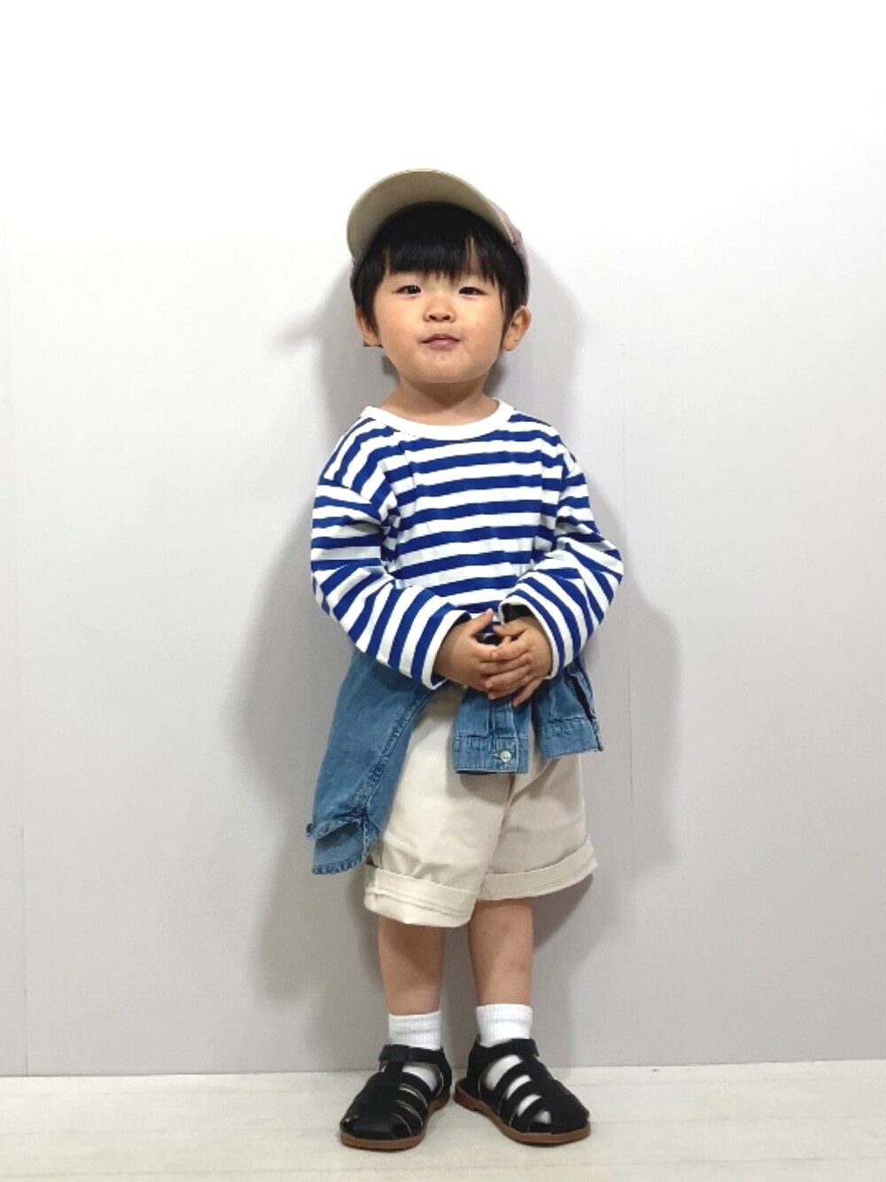 「ボーダー、ロンT、キャップ、シャツスタイル、ショートパンツ、プチプラ、休日スタイル、カジュアルコーデ、デニム、春夏コーデ、初夏コーデ、グルカサンダル、シンプルコーデ、レイヤードスタイル、ハーフパンツ」｜「Life Support ProductsのボーダーロンT（80～150cm）（Tシャツ/カットソー、ブルー系）」を使った、YU⭐︎さん（キッズ・90cm）の春コーディネートの1枚目の写真