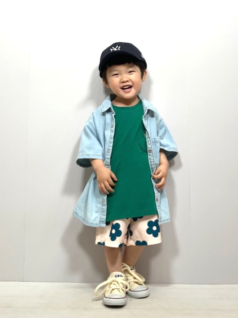 「ビッグシルエット、シンプルコーデ、初夏コーデ、白スニーカー、ハーフパンツ、プチプラ、レイヤードスタイル、シャツスタイル、古着MIX、ストリート、夏コーデ、カジュアル、カラーパンツ、お出かけコーデ」｜「ZARA KIDSのアイテム（シャツ/ブラウス、ブルー系）」を使った、YU⭐︎さん（キッズ・90cm）の夏コーディネートの1枚目の写真