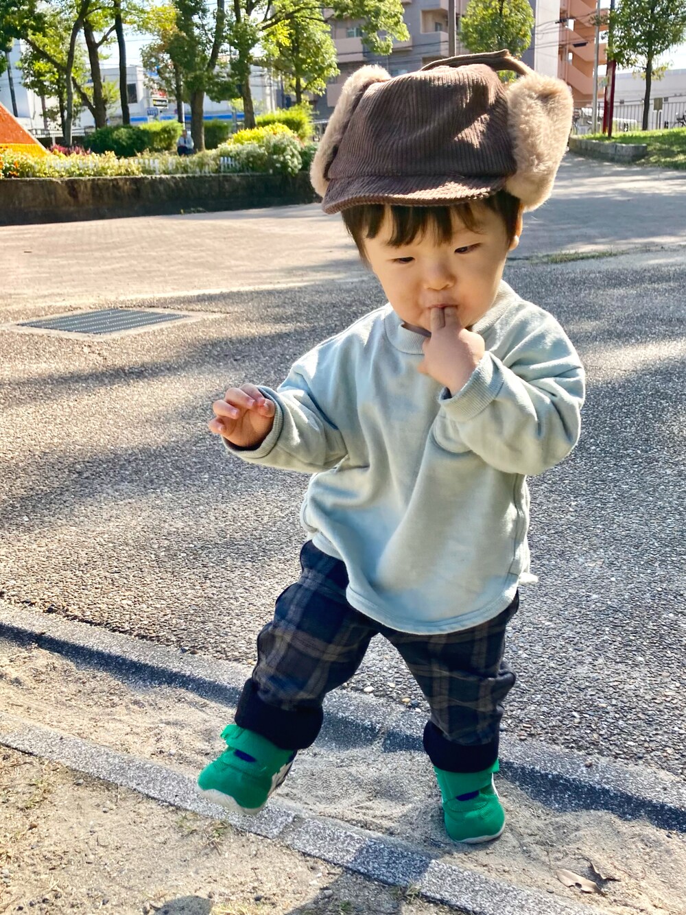 「秋コーデ、プチプラコーデ、チェックパンツ、カジュアル、シンプル、男の子、おしゃれさんと繋がりたい、フライトキャップ、スウェット、休日スタイル」｜「apres les coursのアイテム（スウェット、グリーン系）」を使った、YU⭐︎さん（キッズ・70cm）の秋コーディネートの1枚目の写真
