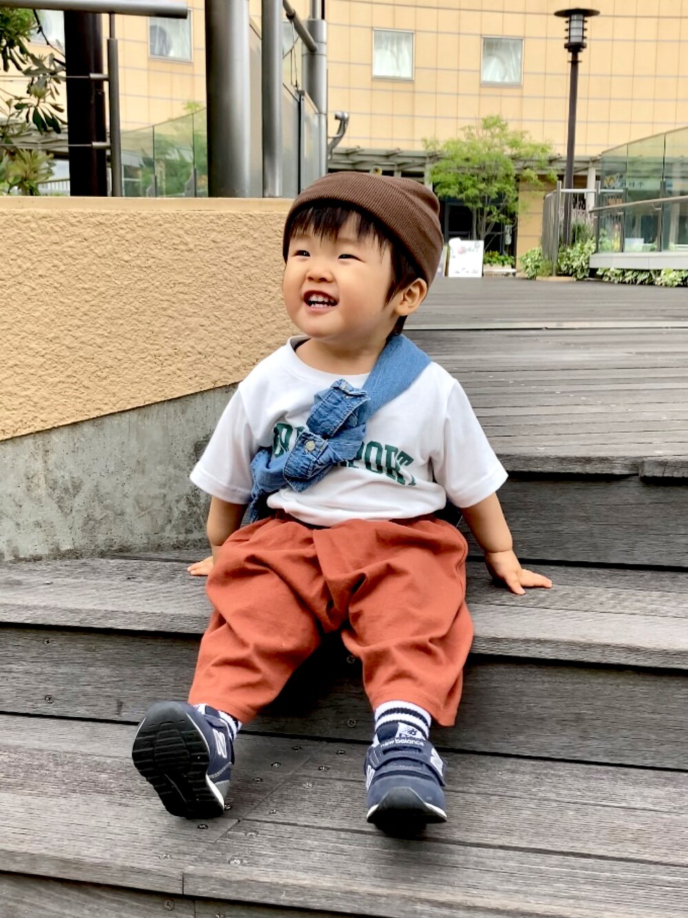 「白Tシャツ、ロゴT、カラーパンツ、デニム、シャツスタイル、デニムシャツ、たすき掛け、ニット帽、休日スタイル、カジュアルコーデ、オレンジ、タックイン、アウトドアスタイル、韓国ファッション」｜「GLOBAL WORKのキッズ/DRY/グラフィックTシャツ半袖/267196（Tシャツ/カットソー、ホワイト系）」を使った、YU⭐︎さん（キッズ・80cm）の夏コーディネートの1枚目の写真