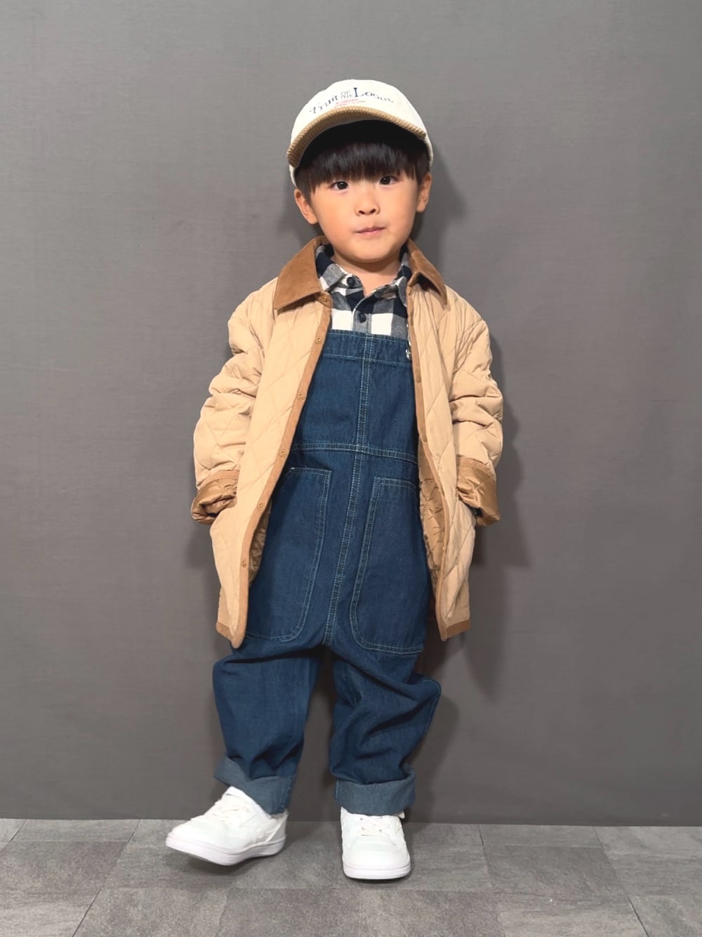 「クリスマスに着たい服、冬コーデ、キルティング、デニム、サロペット、スニーカー、キャップ、チェック、レイヤードスタイル、プチプラ、コーデュロイ、冬アウター、マイベストコーデ2024、きれいめカジュアル、休日スタイル」｜「UNIQLOのアイテム（ジャケット/アウター、ベージュ系）」を使った、YU⭐︎さん（キッズ・90cm）の冬コーディネートの1枚目の写真