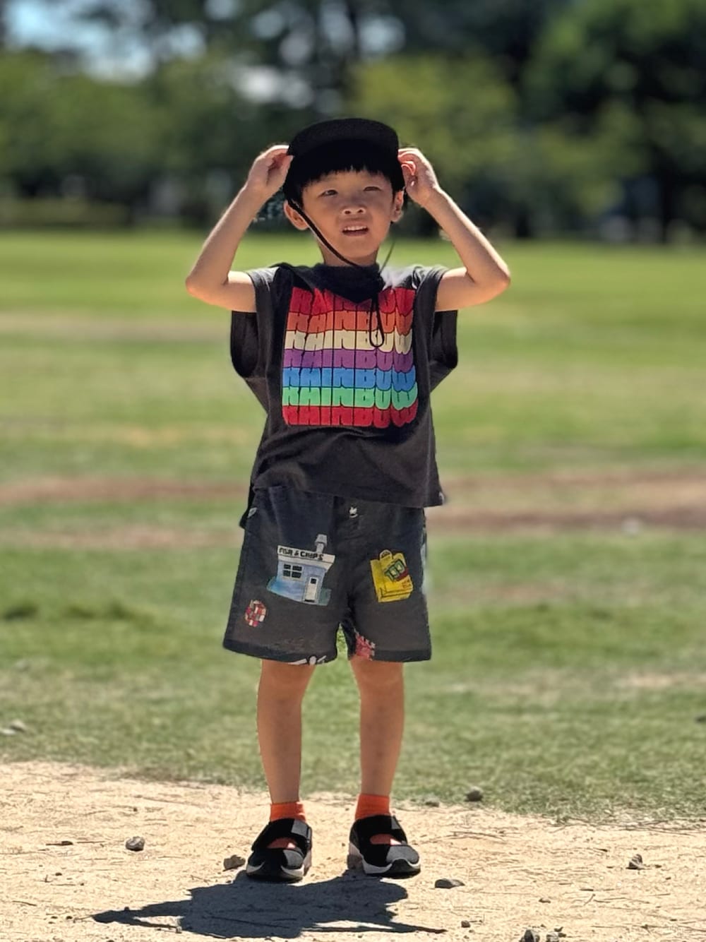 グレー系のTシャツ/カットソー、グレー系のその他パンツ、ブラック系のサンダルを着用したキッズの夏コーディネートの1枚目の写真