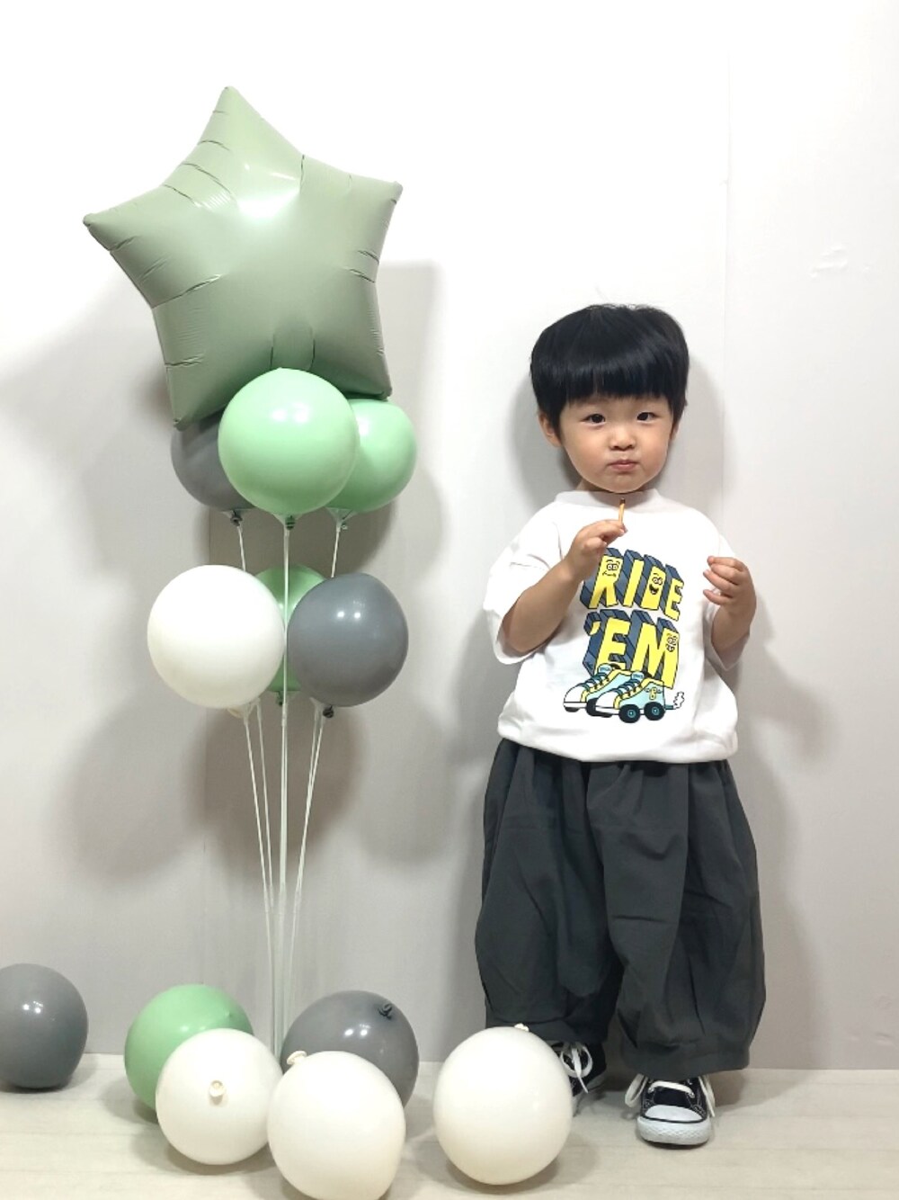「みんなの白Tフェス、3歳、誕生日、ロゴT、ビッグシルエット、スニーカー、モノトーン、カジュアル、ストリート、夏セールで買いました、夏コーデ、ワイドパンツ」｜「BREEZEの【WEB限定】 クレオファスコラボ スニーカーTシャツ（Tシャツ/カットソー、イエロー系）」を使った、YU⭐︎さん（キッズ・90cm）の夏コーディネートの1枚目の写真