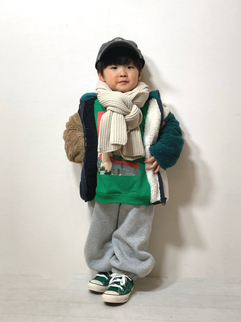 「冬を彩る色いろコーデ、お出かけコーデ、休日スタイル、フリース、マフラー、スウェット、スニーカー、スポーツミックス、キャップ、レイヤードスタイル、冬コーデ、デートコーデ、カジュアルコーデ、シンプルコーデ、冬アウター」｜「BIG FIELDのボアフリースクレイジージャケット（90～150cm）（その他アウター、ホワイト系）」を使った、YU⭐︎さん（キッズ・90cm）の冬コーディネートの1枚目の写真