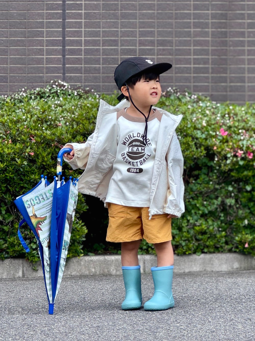 「やっぱり帽子が好き、スポーツミックス、雨の日コーデ、白Tシャツ、レインブーツ、ハーフパンツ、レイヤードスタイル、キャップ、淡色コーデ、プチプラ」｜「UNIQLOのアイテム（ジャケット/アウター、ホワイト系）」を使った、YU⭐︎さん（キッズ・100cm）の夏コーディネートの1枚目の写真