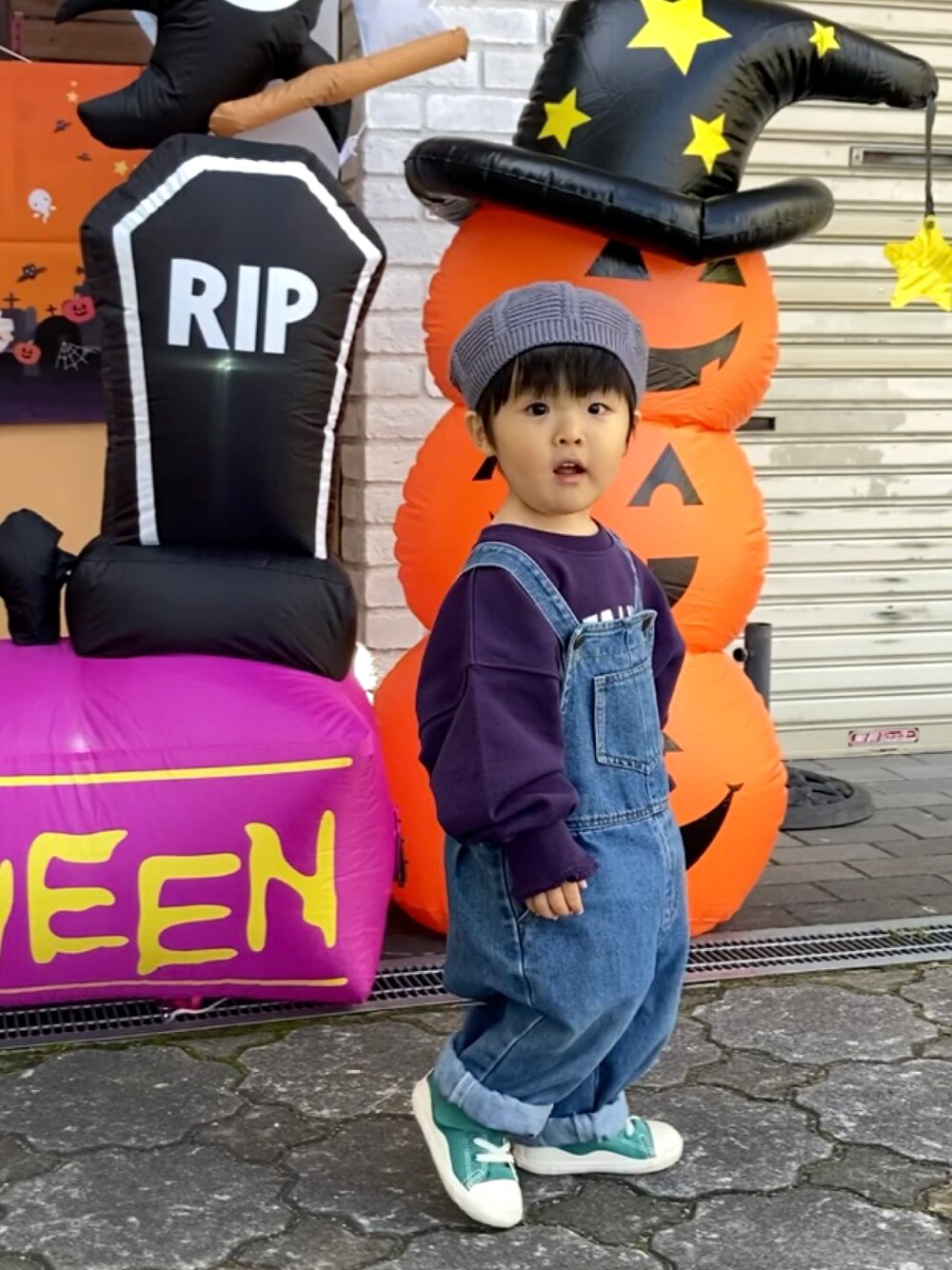 「WEARハロウィン2022、サロペット、オーバーオール、デニム、ロゴスウェット、ニット帽、プチプラ、韓国子供服、スニーカー、カジュアルコーデ、休日スタイル、ビッグシルエット」｜「Ocean&GroundのカレッジロゴBIGスウェット（80～140cm）（スウェット、パープル系）」を使った、YU⭐︎さん（キッズ・80cm）の秋コーディネートの1枚目の写真
