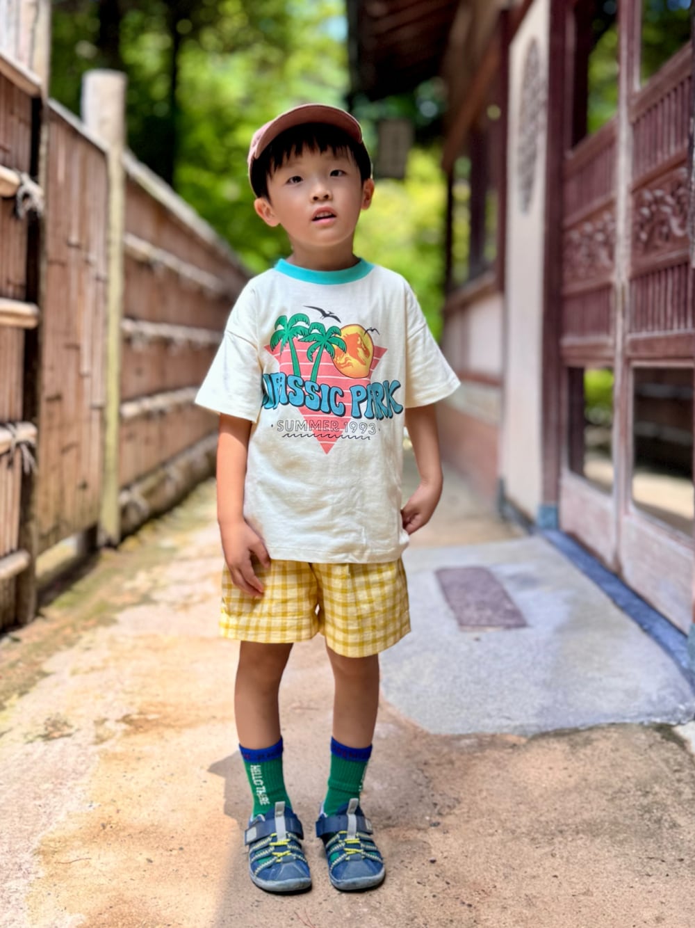 ホワイト系のTシャツ/カットソー、イエロー系のその他パンツ、ブルー系のサンダルを着用したキッズの夏コーディネートの1枚目の写真
