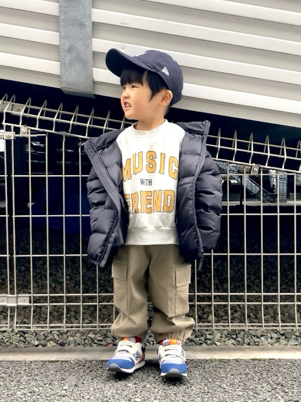 「冬アウター、ダウンジャケット、キャップ、スウェット、カーゴパンツ、スニーカー、お出かけコーデ、休日スタイル、デートコーデ、シンプルコーデ、カジュアルコーデ、スポーツミックス、ロゴスウェット、カラーパンツ、ストリート」｜「UNIQLOのアイテム（ダウンジャケット/コート、ブラック系）」を使った、YU⭐︎さん（キッズ・90cm）の冬コーディネートの1枚目の写真