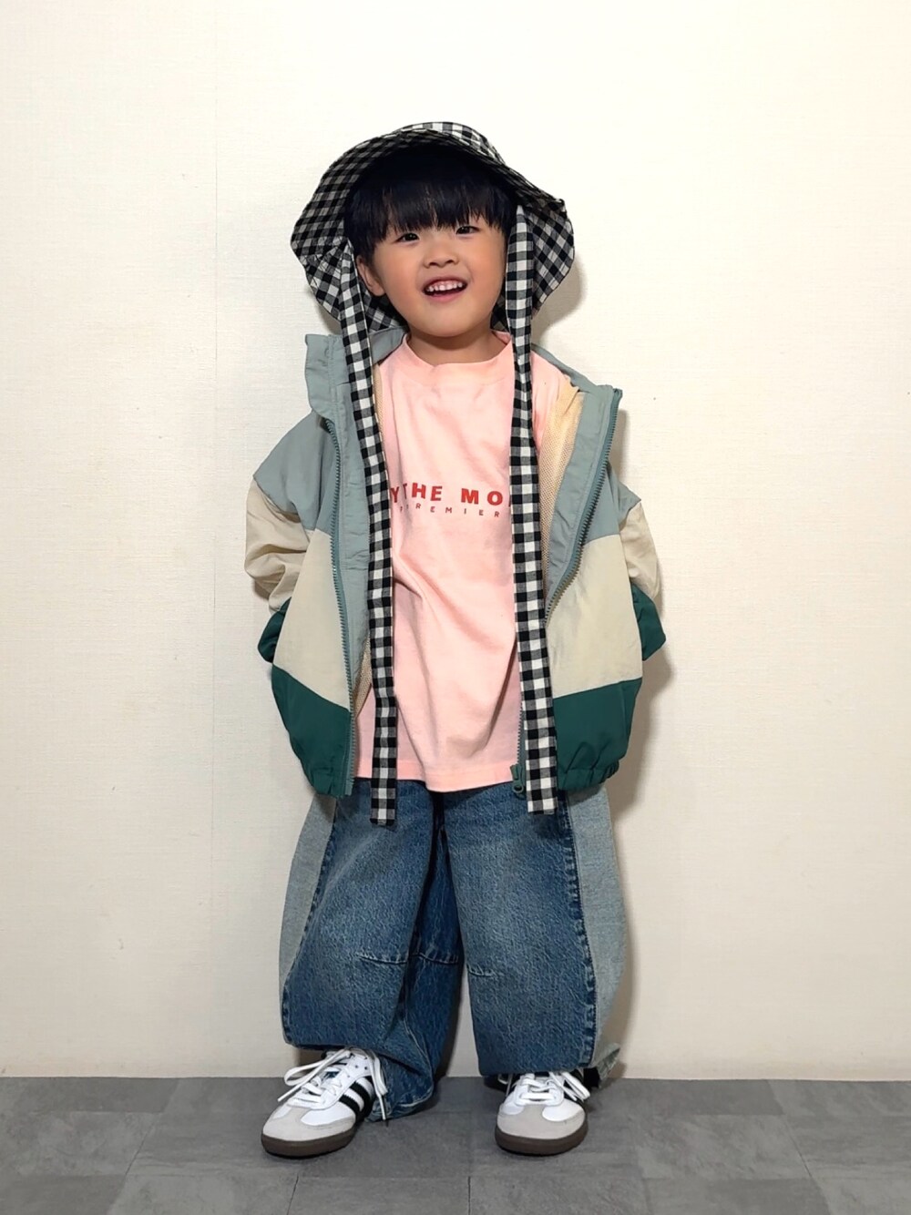 「春めき満開コーデ、春色、ワイドパンツ、スニーカー、バケットハット、チェック、春アウター、デートコーデ、休日スタイル、お出かけコーデ、デニム、ジャケット、淡色コーデ、スポーツミックス」｜「p.premierのフードがしまえるマルチカラーウィンドブレーカー（ナイロンジャケット、グリーン系）」を使った、YU⭐︎さん（キッズ・100cm）の春コーディネートの1枚目の写真
