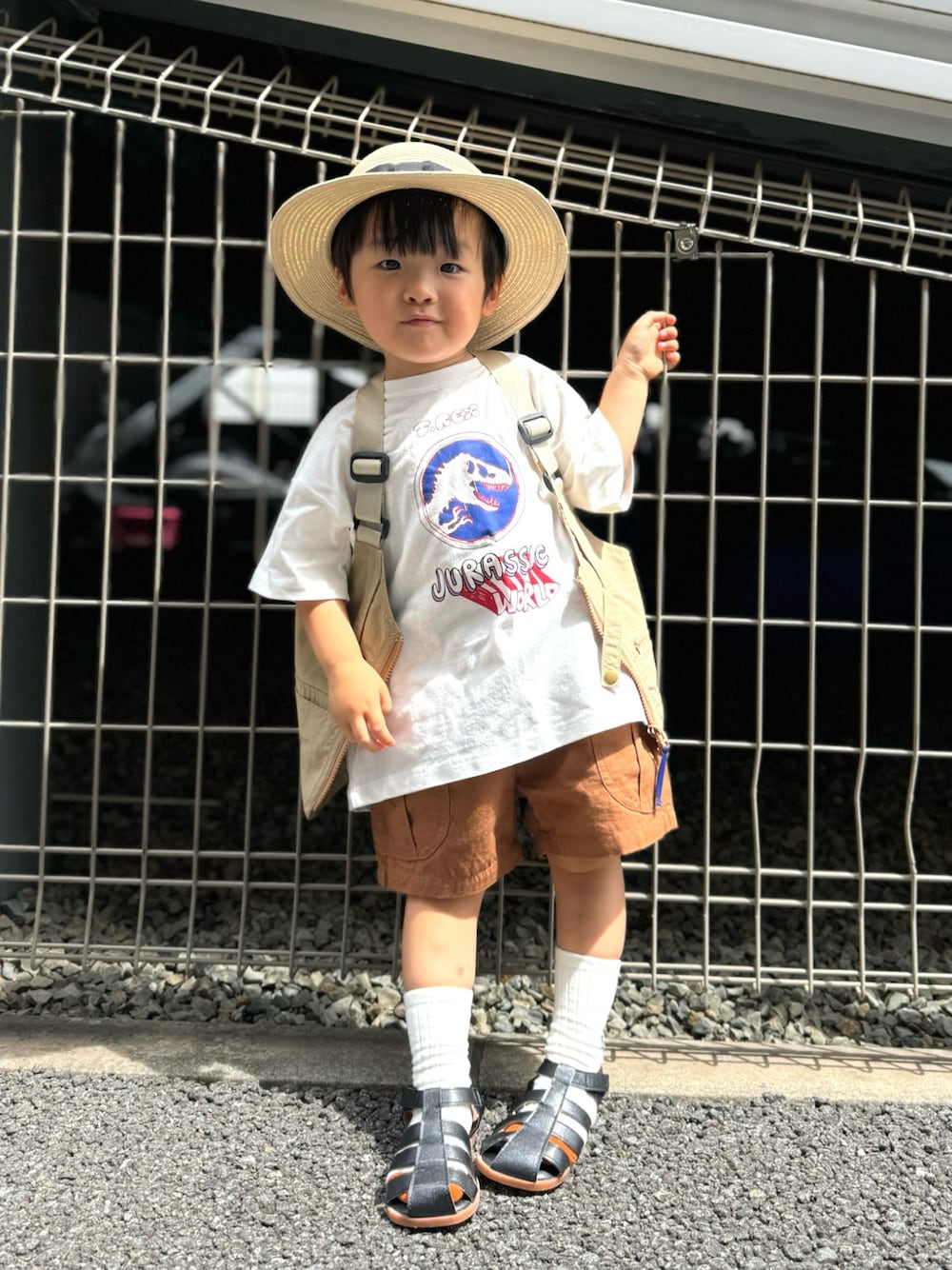「プチプラ、フェスコーデ、夏だ！Tシャツ着よう！、サンダル、ロゴT、ベスト、レイヤードスタイル、ショートパンツ、夏コーデ、アウトドアスタイル、お出かけコーデ、アースカラー、麦わら帽子、テーマパークコーデ、白Tシャツ」｜「MARKEY'Sのジュラシック/別注Tシャツ（80～150cm）（Tシャツ/カットソー、ホワイト系）」を使った、YU⭐︎さん（キッズ・90cm）の夏コーディネートの1枚目の写真