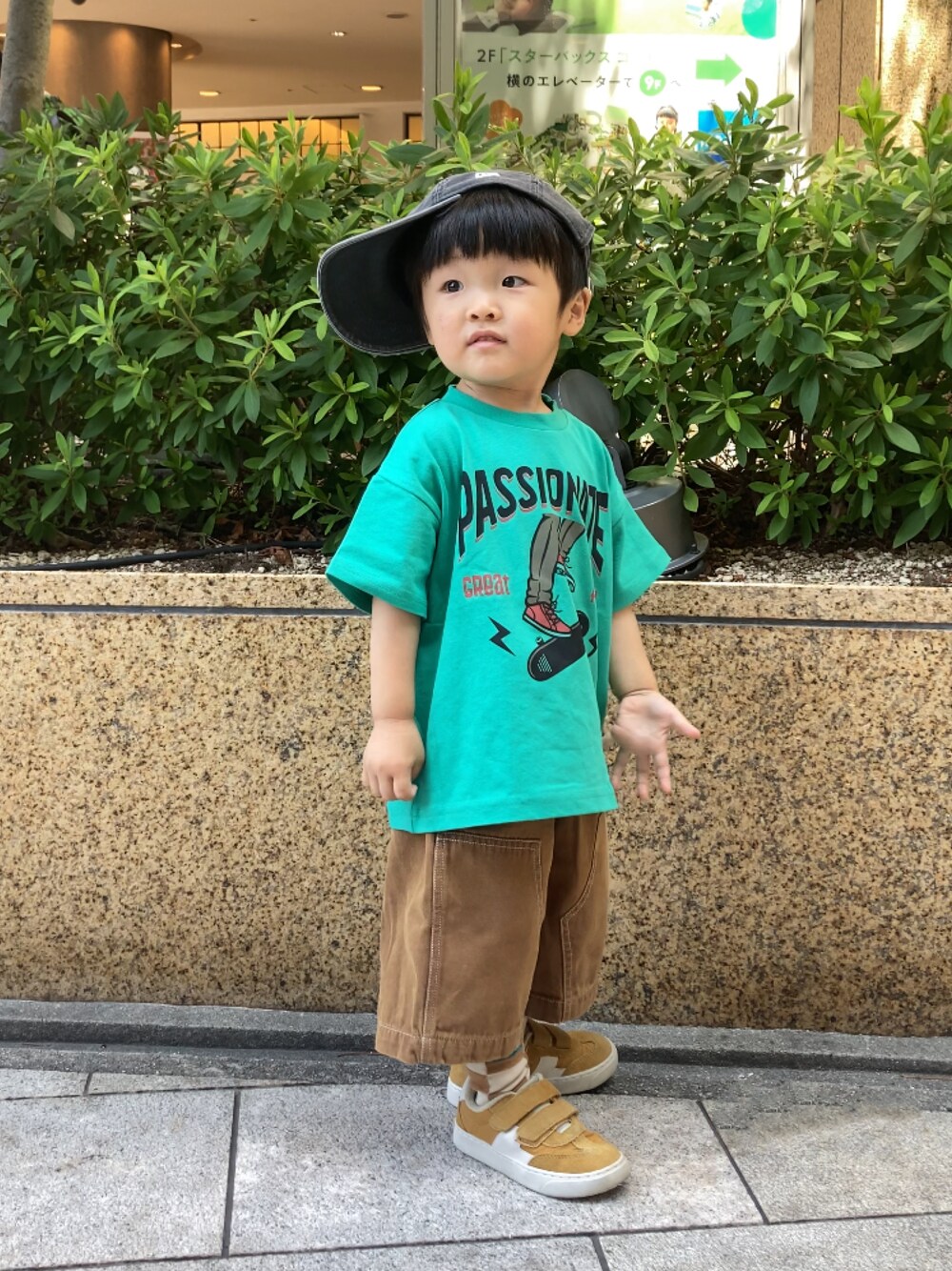 グリーン系のTシャツ/カットソー、ブラウン系のその他パンツ、イエロー系のスニーカーを着用したキッズの夏コーディネートの1枚目の写真
