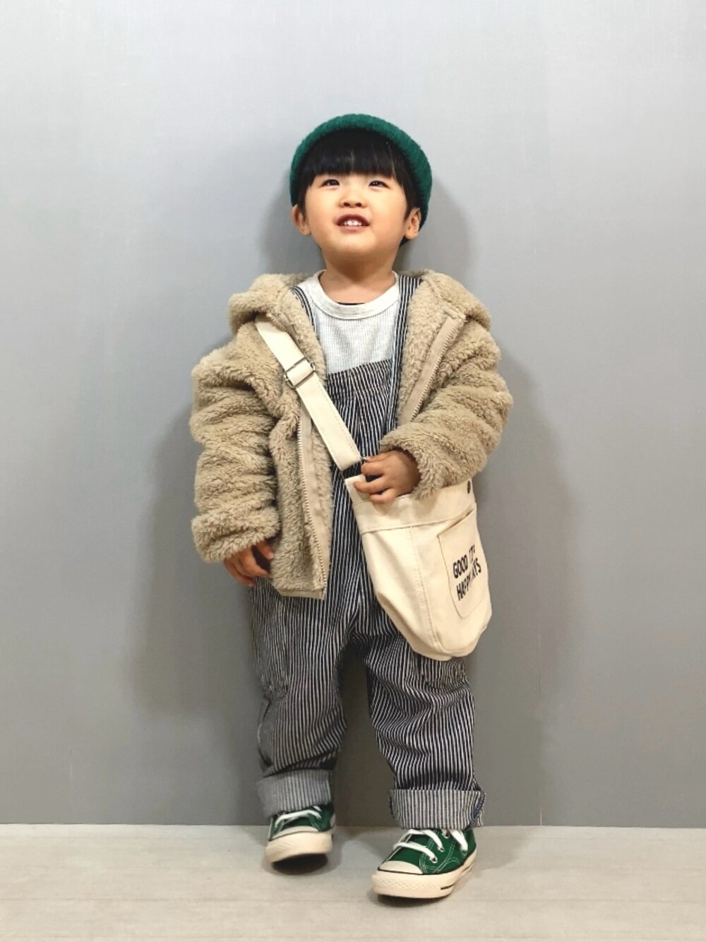 「サロペット、パーカー、フリース、ショルダーバッグ、ニット帽、スニーカー、レイヤードスタイル、デニム、デートコーデ、プチプラ、休日スタイル、お出かけコーデ、カジュアルコーデ、冬コーデ、淡色コーデ」｜「pairmanonの【かぞくおそろい】ボアフリース フード 耳付き くま耳 羊耳 ファスナー パーカー（パーカー、ベージュ系）」を使った、YU⭐︎さん（キッズ・90cm）の冬コーディネートの1枚目の写真