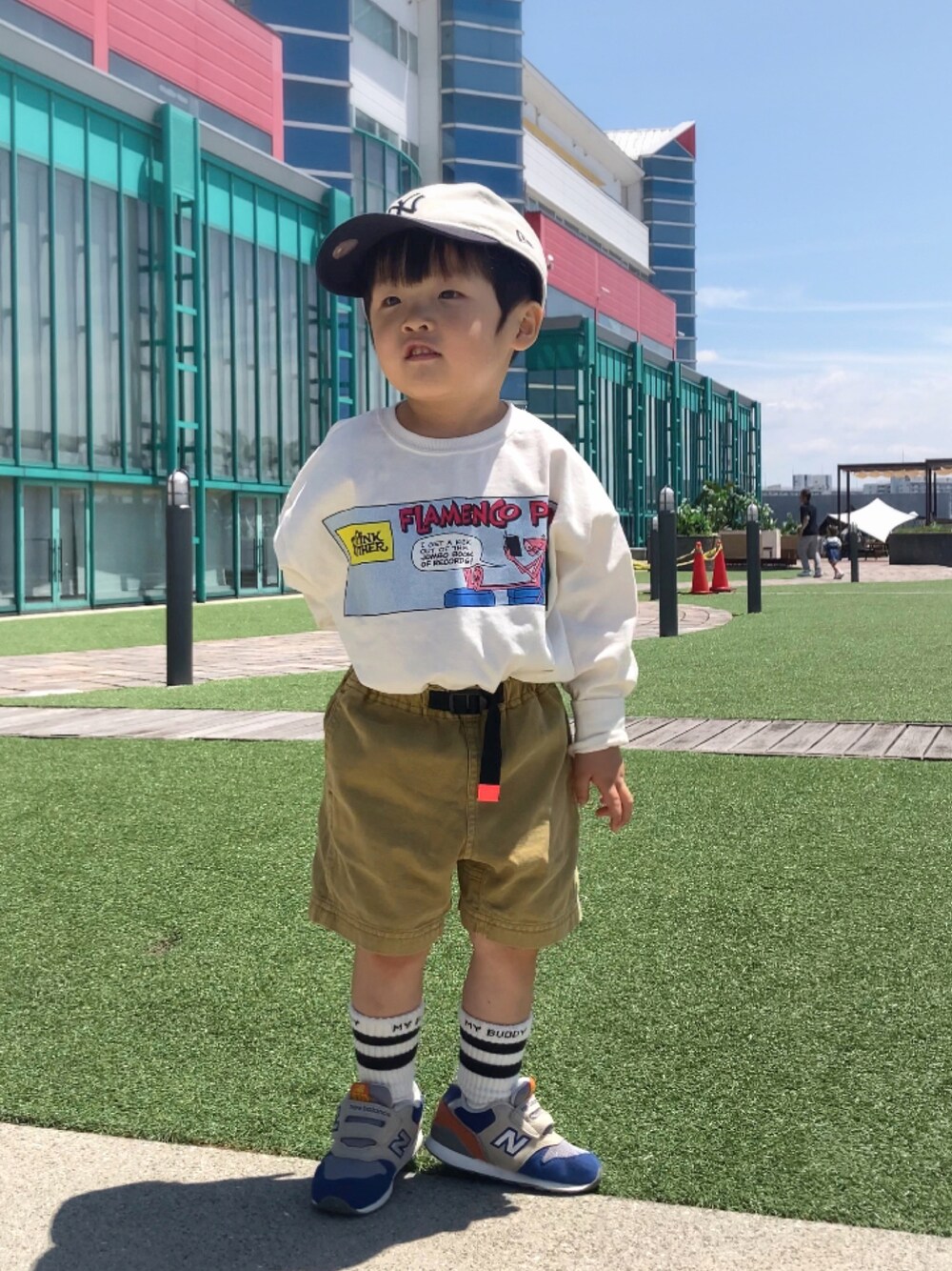 ホワイト系のTシャツ/カットソー、イエロー系のその他パンツ、その他のスニーカーを着用したキッズの春コーディネートの1枚目の写真