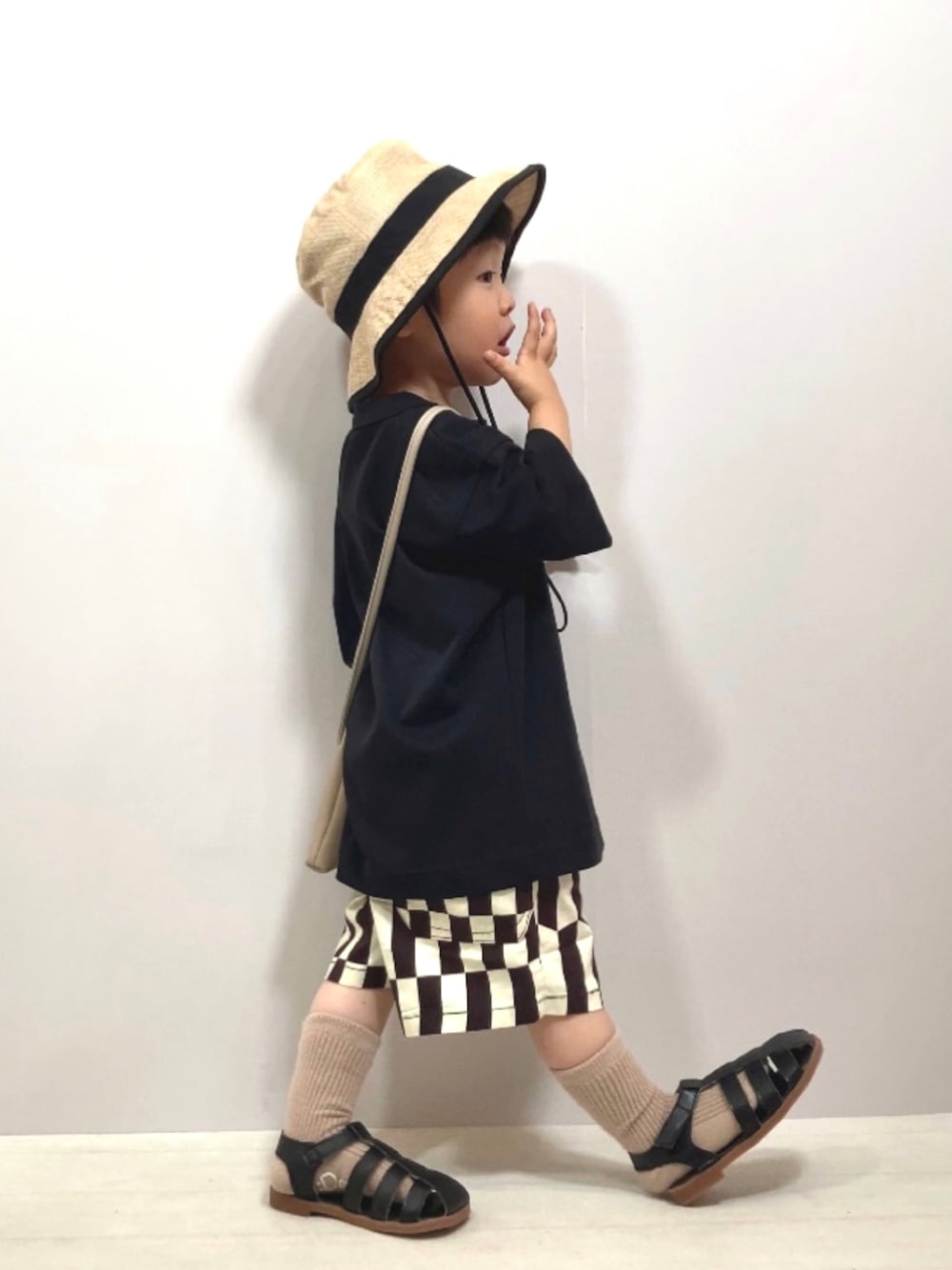 「モノトーン、ハーフパンツ、グルカサンダル、麦わら帽子、ショルダーバッグ、ポシェット、バケットハット、夏コーデ、お出かけコーデ、休日スタイル、プチプラ、UNIQLO、ショートパンツ、サンダル」｜「UNIQLOのアイテム（Tシャツ/カットソー、ブラック系）」を使った、YU⭐︎さん（キッズ・90cm）の夏コーディネートの1枚目の写真