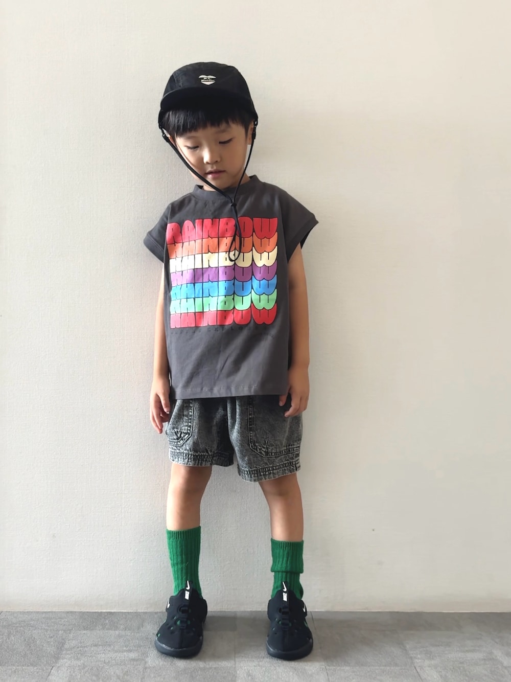 グレー系のTシャツ/カットソー、ブラック系のサンダル、ブラック系のデニムパンツを着用したキッズの夏コーディネートの1枚目の写真