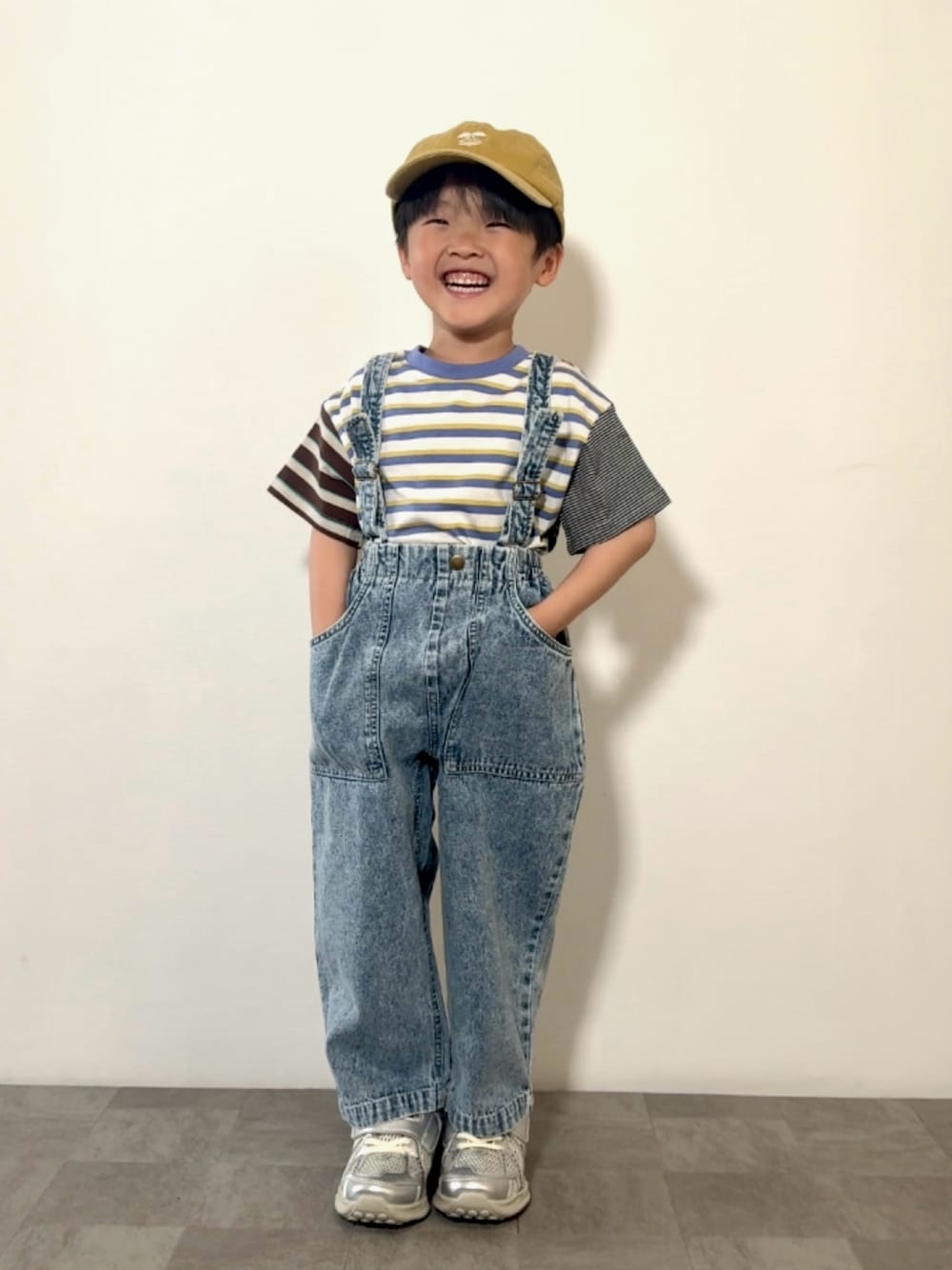 シルバー系のスニーカー、その他のTシャツ/カットソー、ブルー系のデニムパンツを着用したキッズの春コーディネートの1枚目の写真