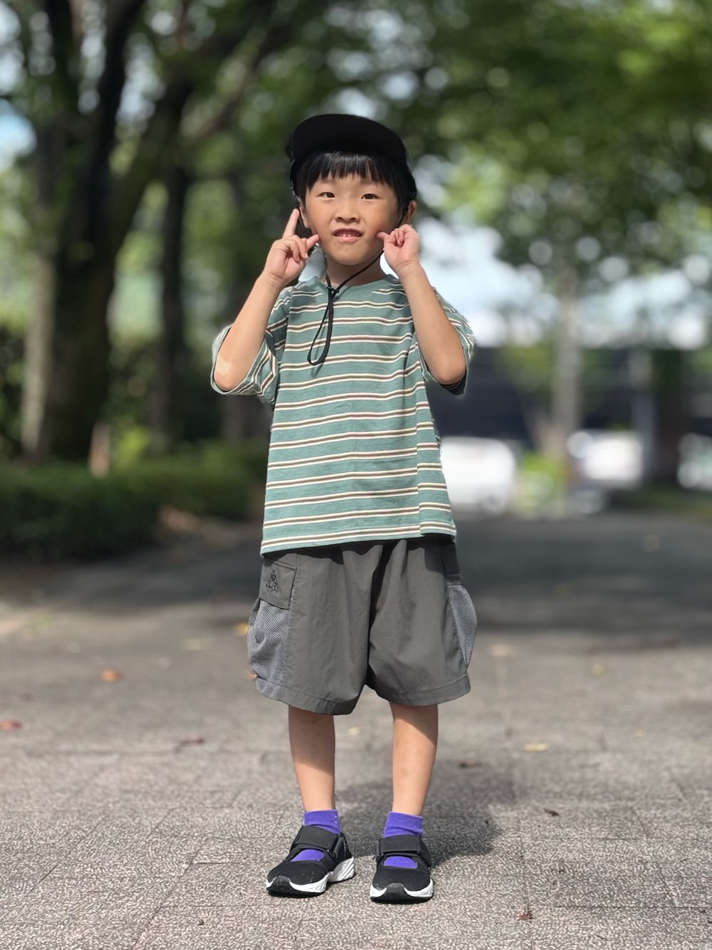グリーン系のTシャツ/カットソー、ブラック系のサンダル、グレー系のその他パンツを着用したキッズの夏コーディネートの1枚目の写真
