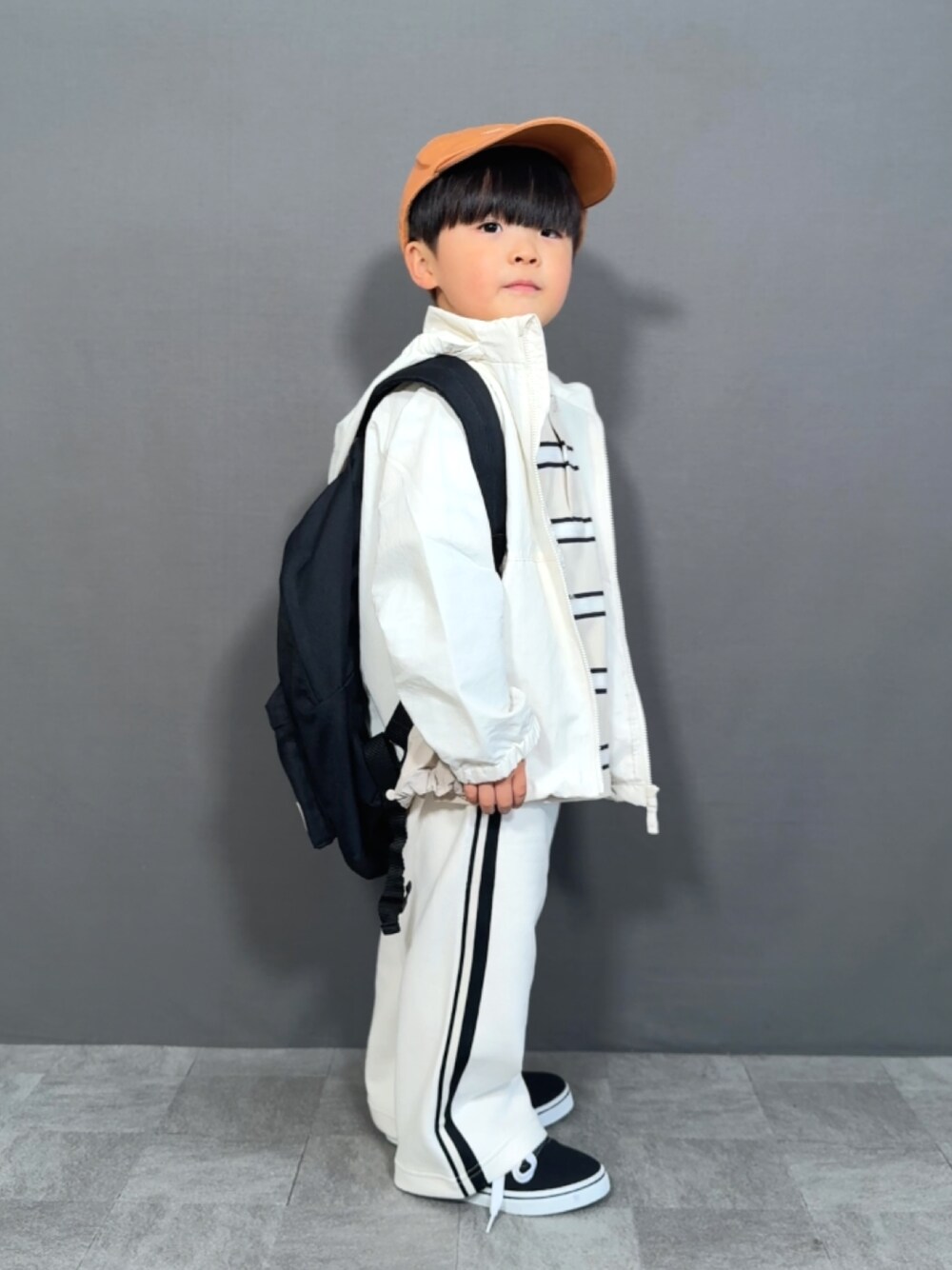 「シャツスタイル、春アウター、キャップ、スニーカー、トラックパンツ、春コーデ、休日スタイル、春色、レイヤードスタイル、パーカー、モノトーン、ワイドパンツ、スウェットパンツ、ボーダー」｜「UNIQLOのアイテム（ジャケット/アウター、ホワイト系）」を使った、YU⭐︎さん（キッズ・100cm）の春コーディネートの1枚目の写真