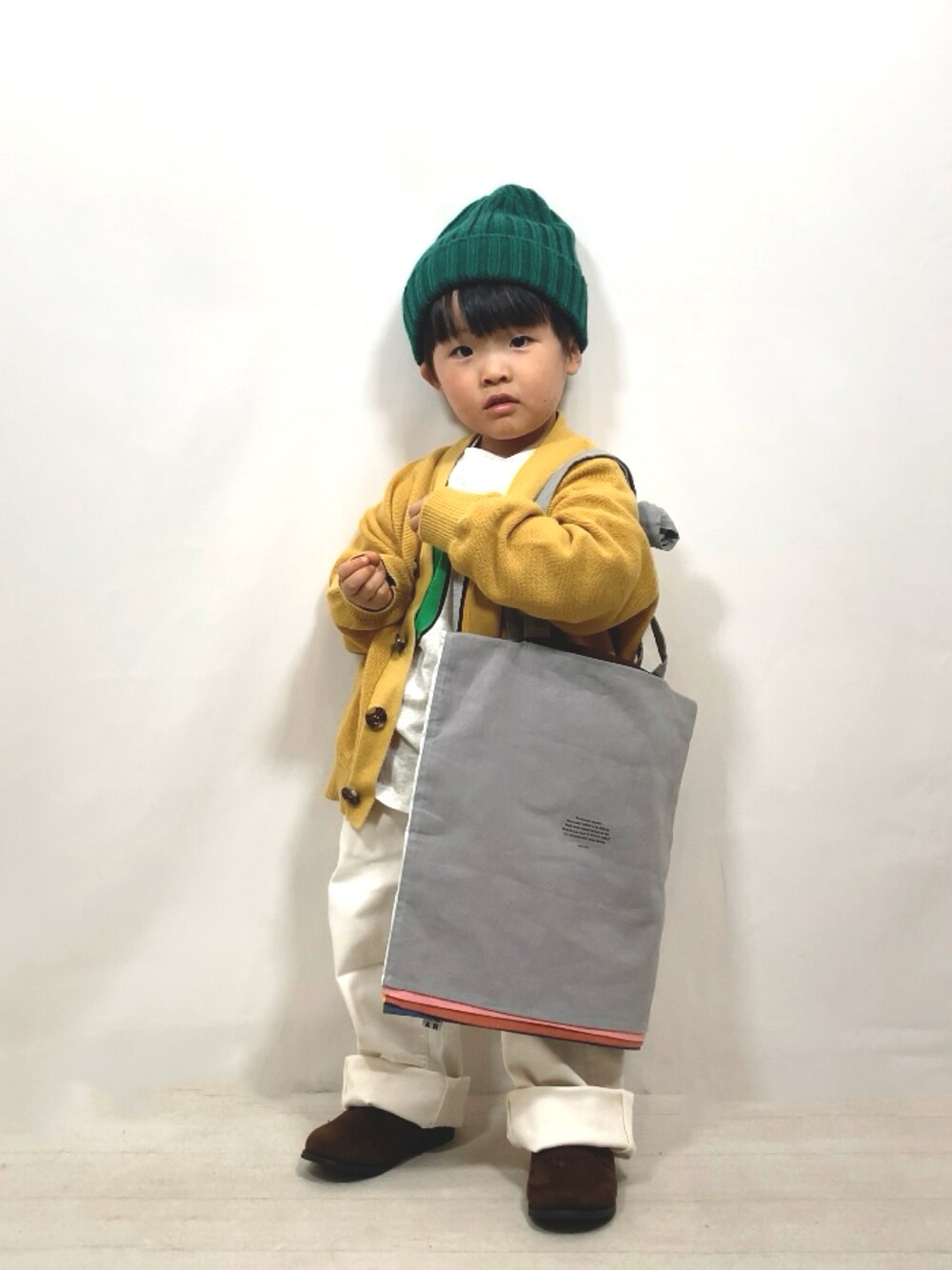 「マイベストコーデ2023、トートバッグ、ニット、カーディガン、UNIQLO、ニット帽、ブーツ、レイヤードスタイル、お出かけコーデ、休日スタイル、カジュアルコーデ、冬コーデ」｜「F.O.KIDSの【マシンウォッシャブル】カラバリカーディガン（カーディガン/ボレロ、イエロー系）」を使った、YU⭐︎さん（キッズ・90cm）の冬コーディネートの1枚目の写真